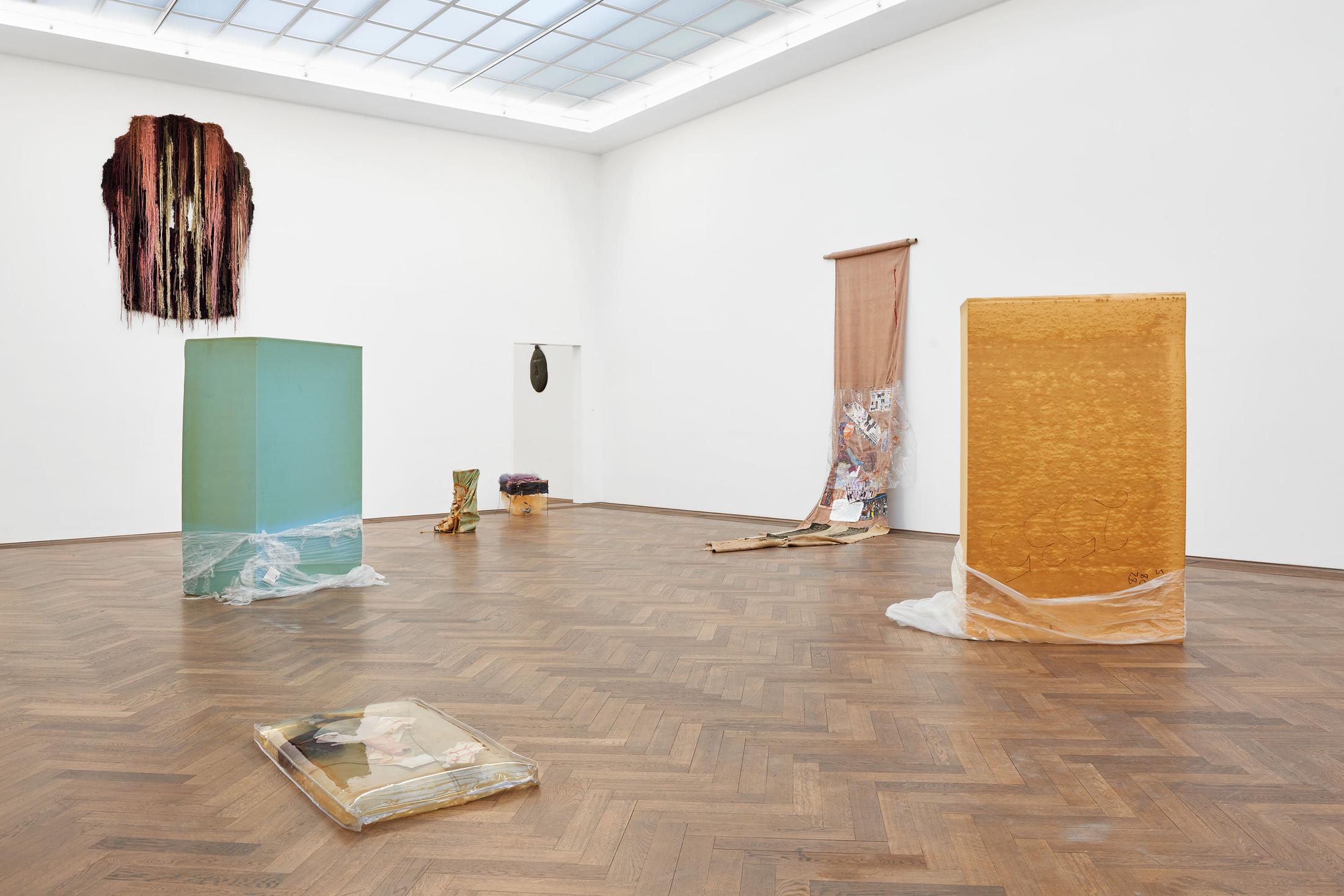 Installation view «Ungestalt», 2017 / © 2017 Kunsthalle Basel. Photo: Philipp Hänger/Kunsthalle Basel