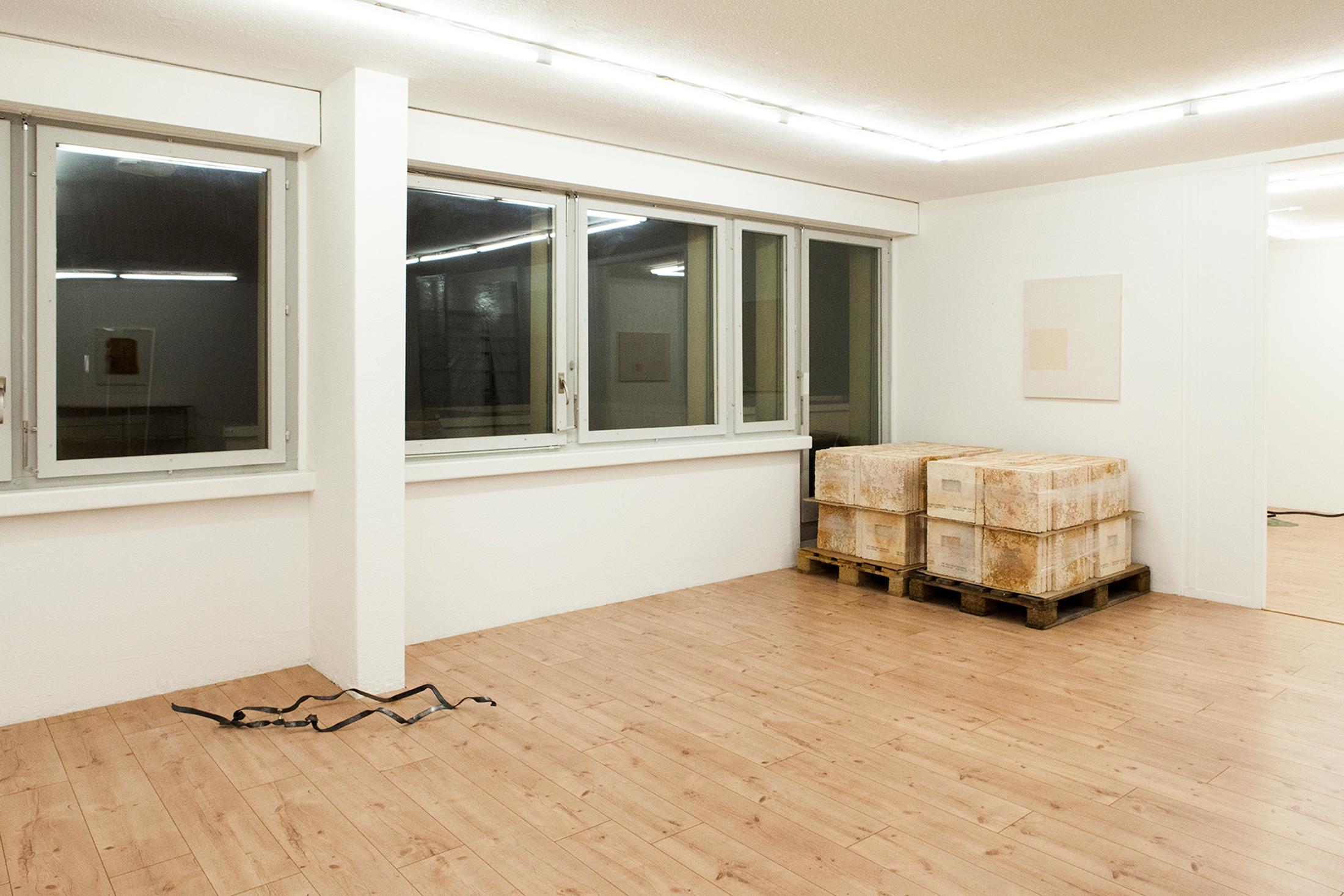 Exhibition View Groupshow «Unreal Estate; view on Julia Znoj, Clam, 2020; Anita Semadeni, Dirty Tiles, 2019 and Jan Hofer, The New New Material, 2019» at HAMLET, Oerlikon, Zurich, 2020 / Courtesy: the artist and HAMLET