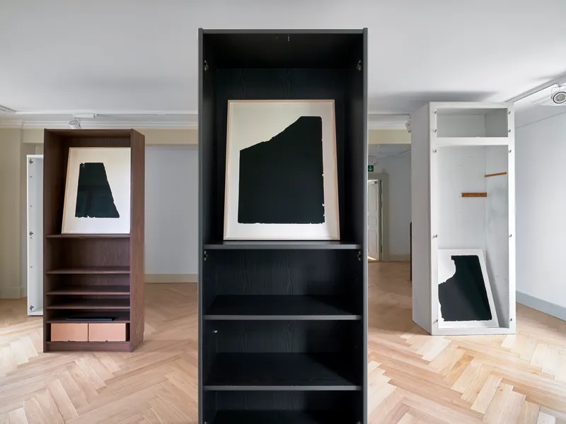 Exhibition View Group Show «Up the Stairs; view on Heimo Zobernig, Sans titre (series), 1996» at Centre Culturel du Manoir, Cologny, 2022 / Photo: Serge Fruehauf / Courtesy: the artists and Collection FCAC