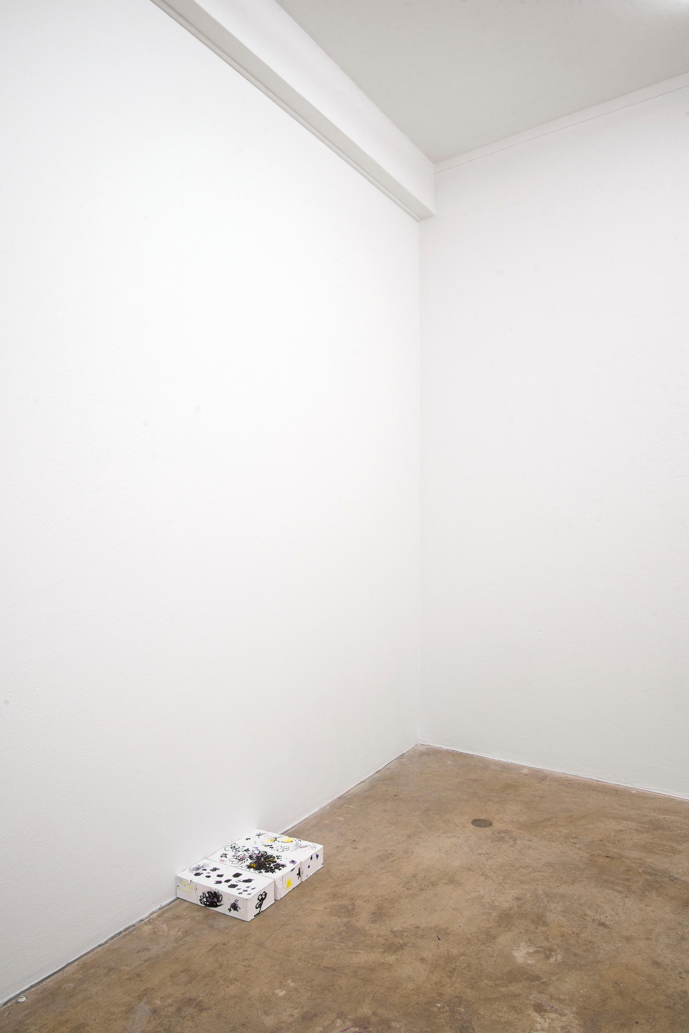 Exhibition View Valentina Triet Soloshow «Quader, Bricks, Loyalty, Heavenly Noblesse...; view on Triptychon (flower fields, 2019» at Milieu, Bern, 2019 / Photo: Andreas Lumineau / Courtesy: the artist and Milieu, Bern