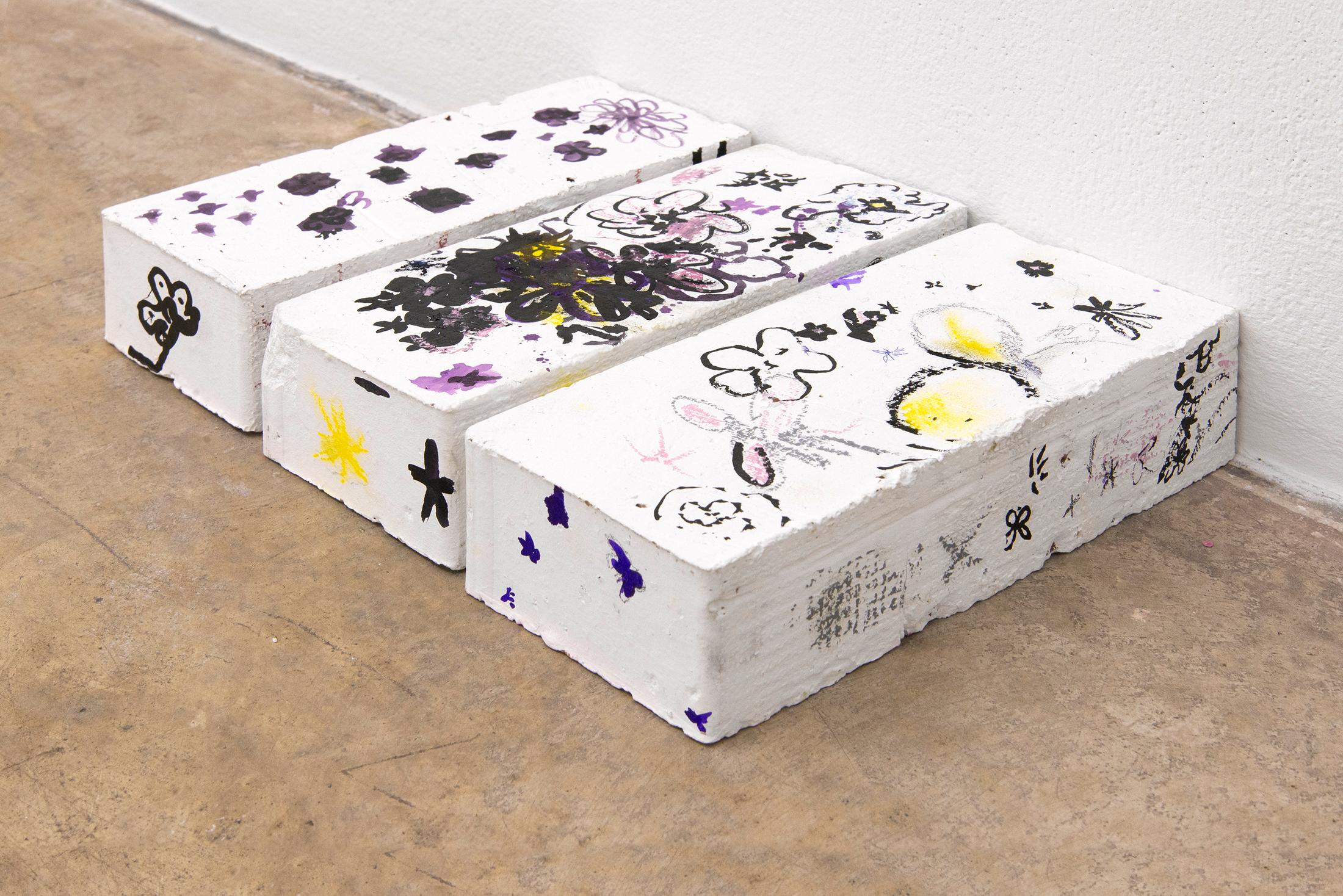 Exhibition View Valentina Triet Soloshow «Quader, Bricks, Loyalty, Heavenly Noblesse...; view on Triptychon (flower fields, 2019» at Milieu, Bern, 2019 / Photo: Andreas Lumineau / Courtesy: the artist and Milieu, Bern