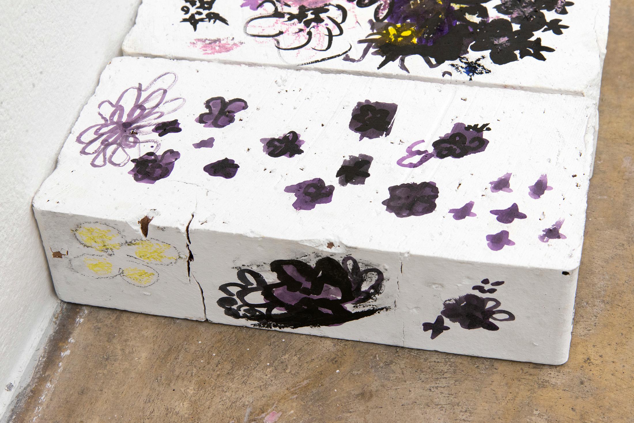 Exhibition View Valentina Triet Soloshow «Quader, Bricks, Loyalty, Heavenly Noblesse...; view on Triptychon (flower fields, 2019 (detail)» at Milieu, Bern, 2019 / Photo: Andreas Lumineau / Courtesy: the artist and Milieu, Bern