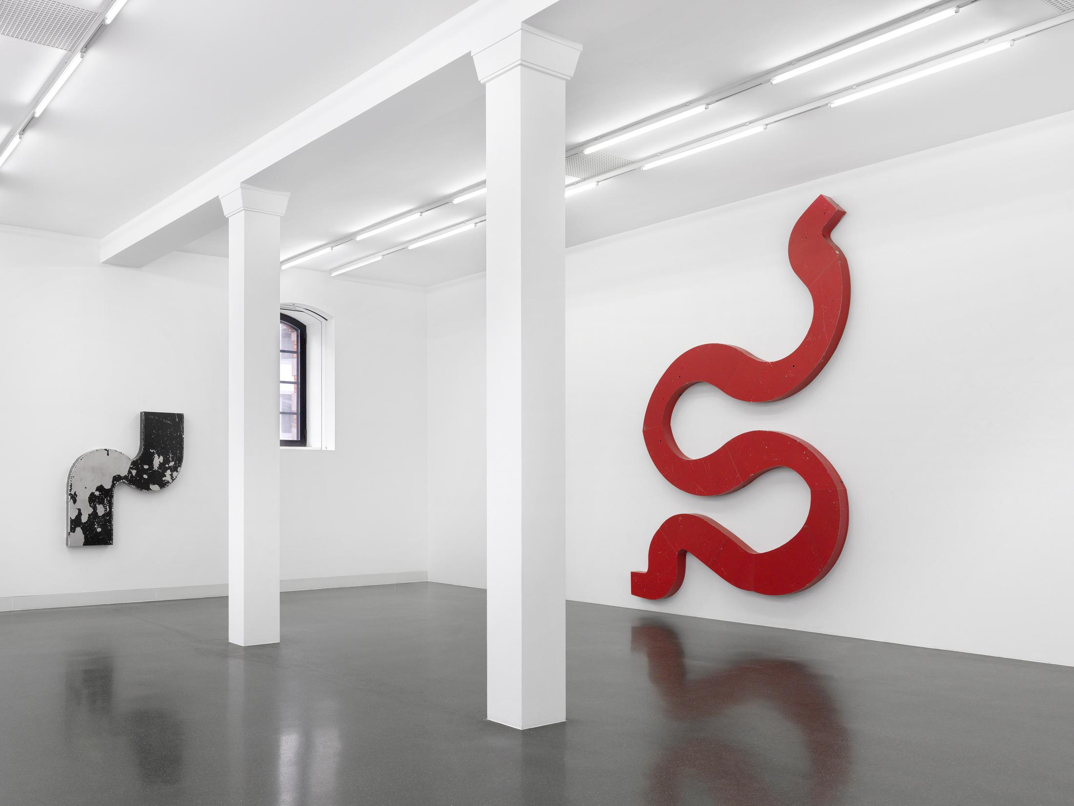 Exhibition View Virginia Overton Soloshow «Fresh Hot Pizza» at Galerie Francesca Pia, Zurich, 2019 / Photo: Annik Wetter / Courtesy the artist and Galerie Francesca Pia