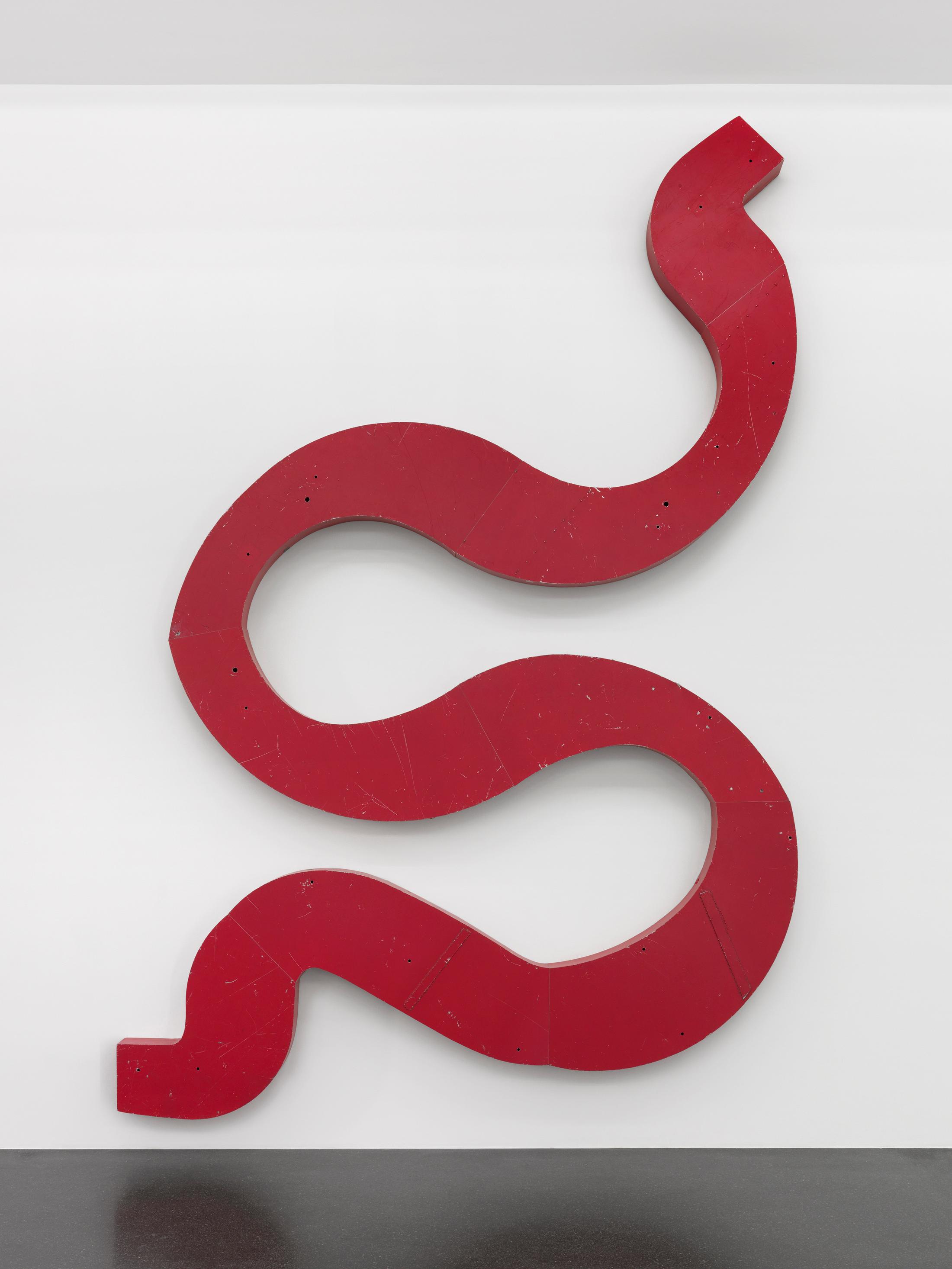 Exhibition View Virginia Overton Soloshow «Fresh Hot Pizza; view on Untitled (snake), 2019» at Galerie Francesca Pia, Zurich, 2019 / Photo: Annik Wetter / Courtesy the artist and Galerie Francesca Pia