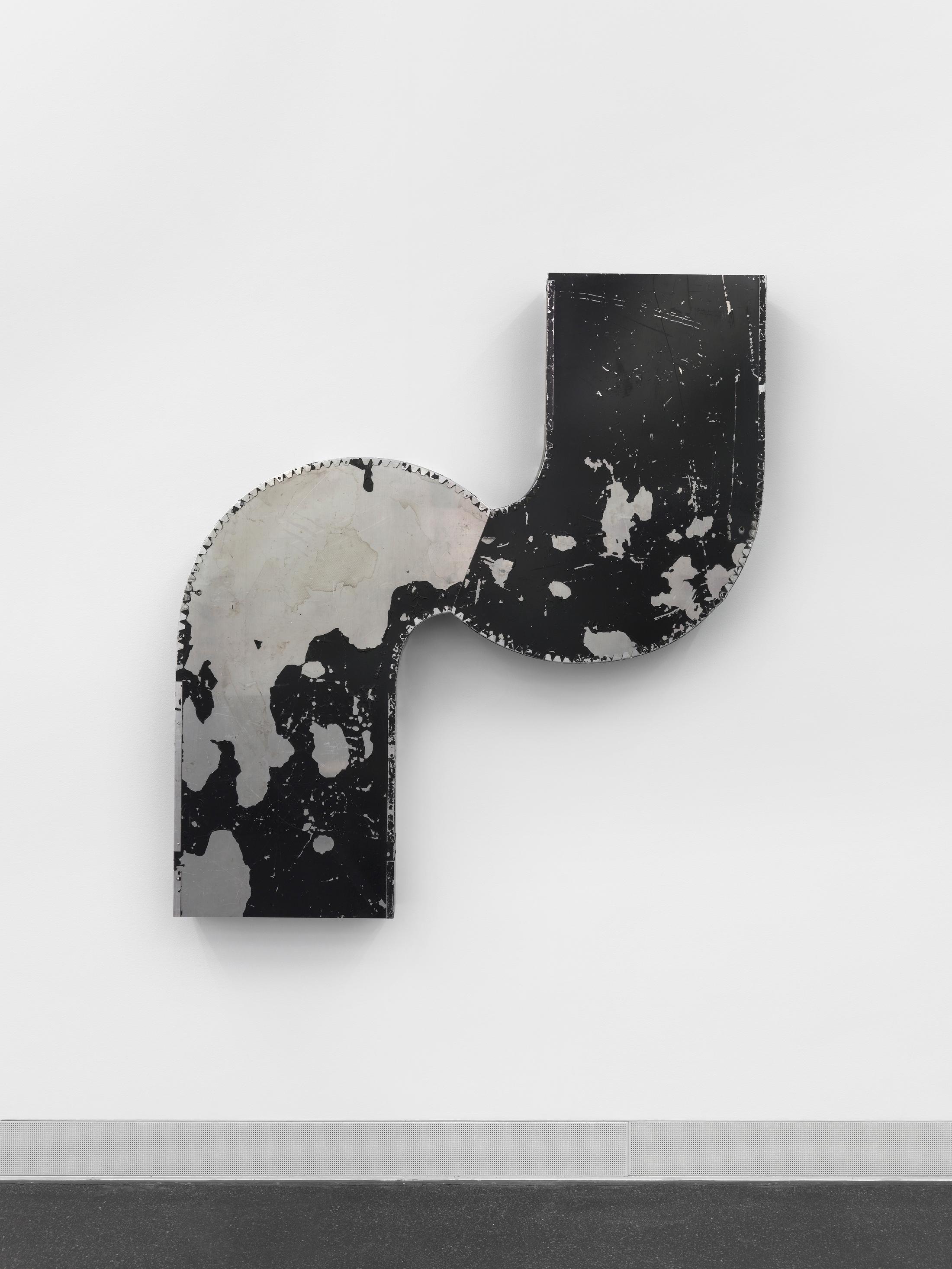 Exhibition View Virginia Overton Soloshow «Fresh Hot Pizza; view on Untitled (double curve), 2019» at Galerie Francesca Pia, Zurich, 2019 / Photo: Annik Wetter / Courtesy the artist and Galerie Francesca Pia