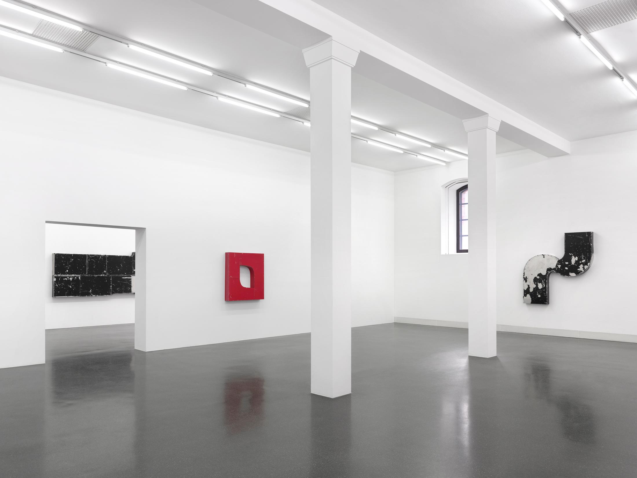 Exhibition View Virginia Overton Soloshow «Fresh Hot Pizza» at Galerie Francesca Pia, Zurich, 2019 / Photo: Annik Wetter / Courtesy the artist and Galerie Francesca Pia