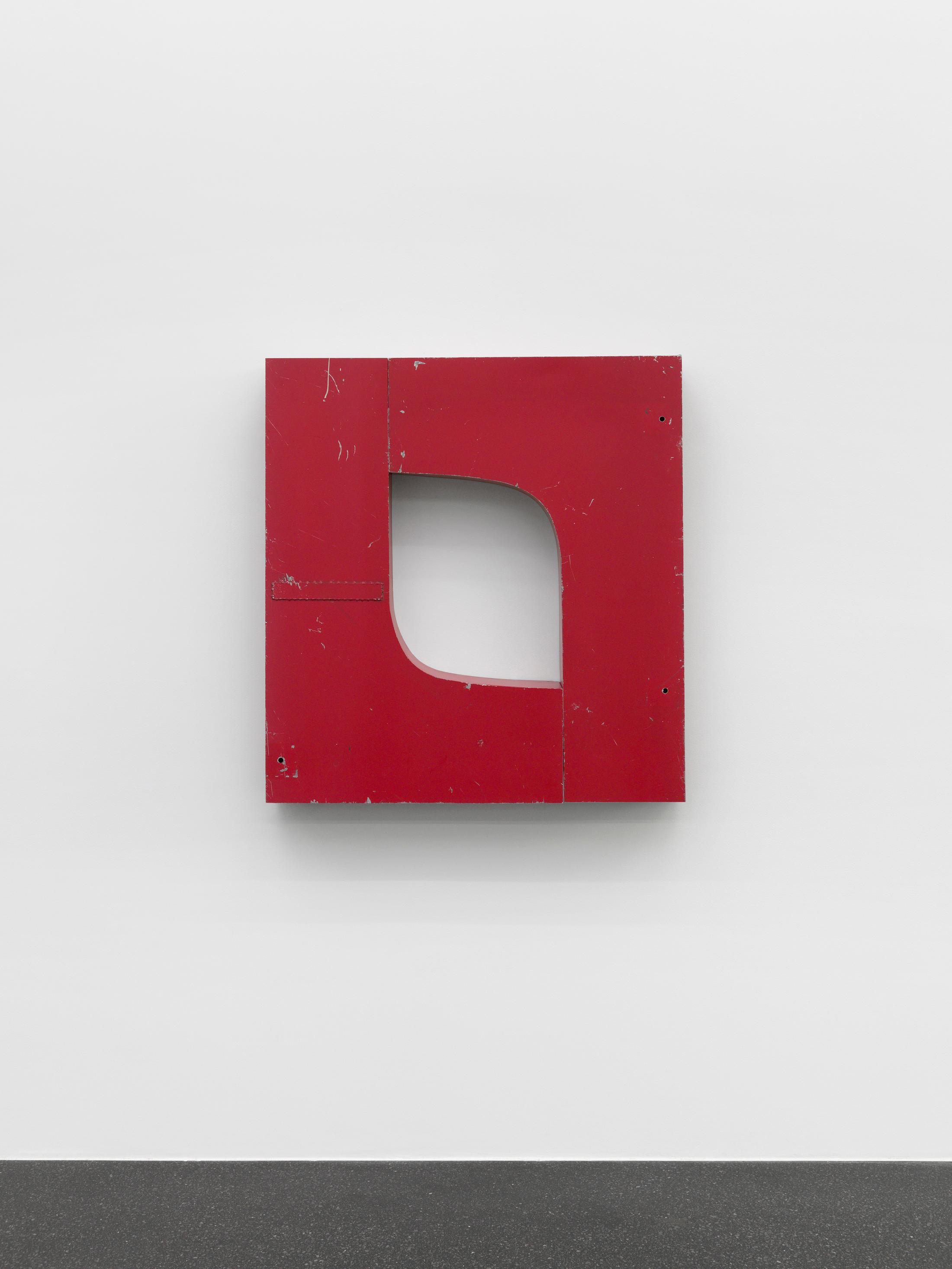 Exhibition View Virginia Overton Soloshow «Fresh Hot Pizza; view on Untitled, 2019» at Galerie Francesca Pia, Zurich, 2019 / Photo: Annik Wetter / Courtesy the artist and Galerie Francesca Pia