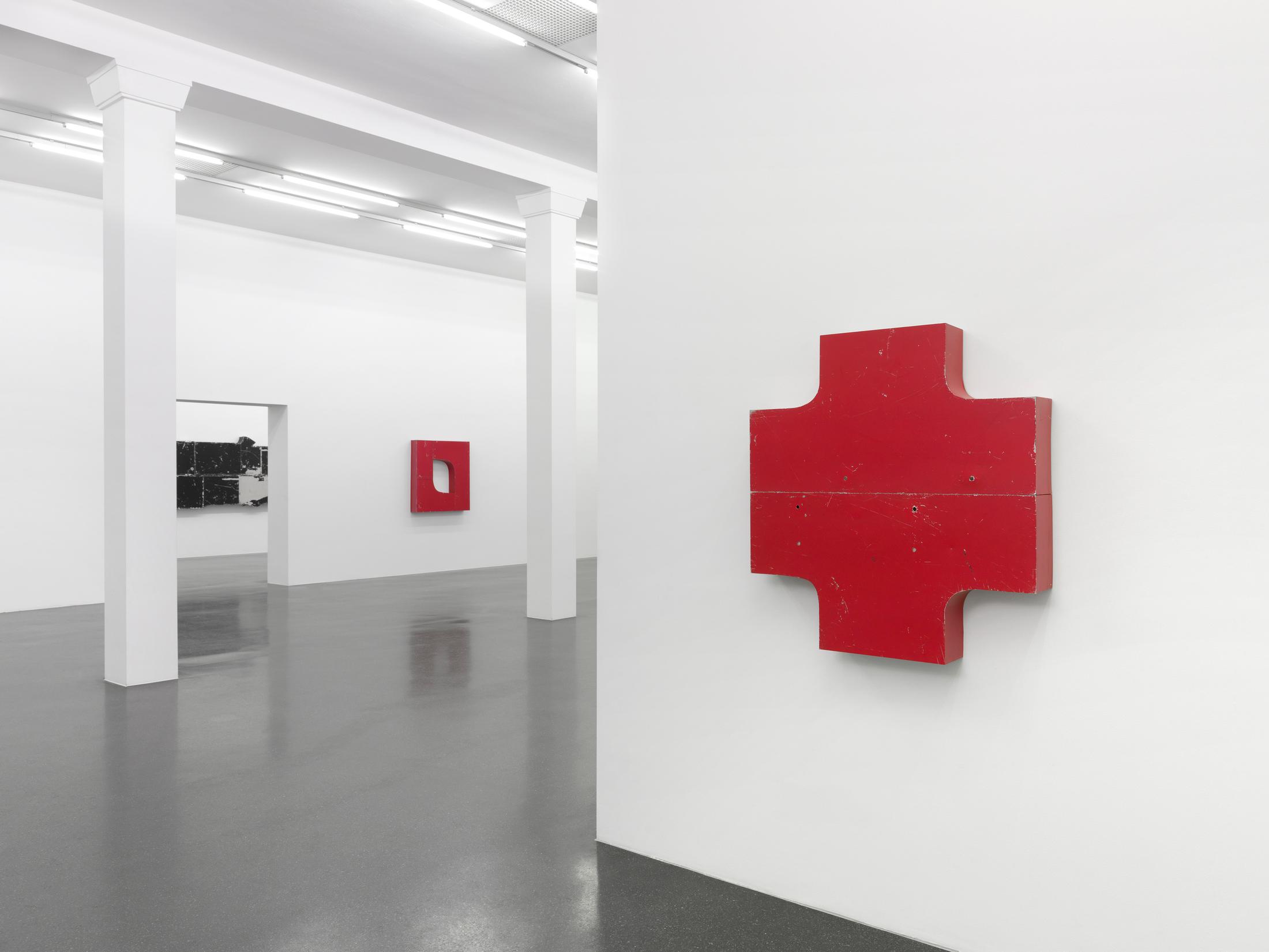 Exhibition View Virginia Overton Soloshow «Fresh Hot Pizza» at Galerie Francesca Pia, Zurich, 2019 / Photo: Annik Wetter / Courtesy the artist and Galerie Francesca Pia