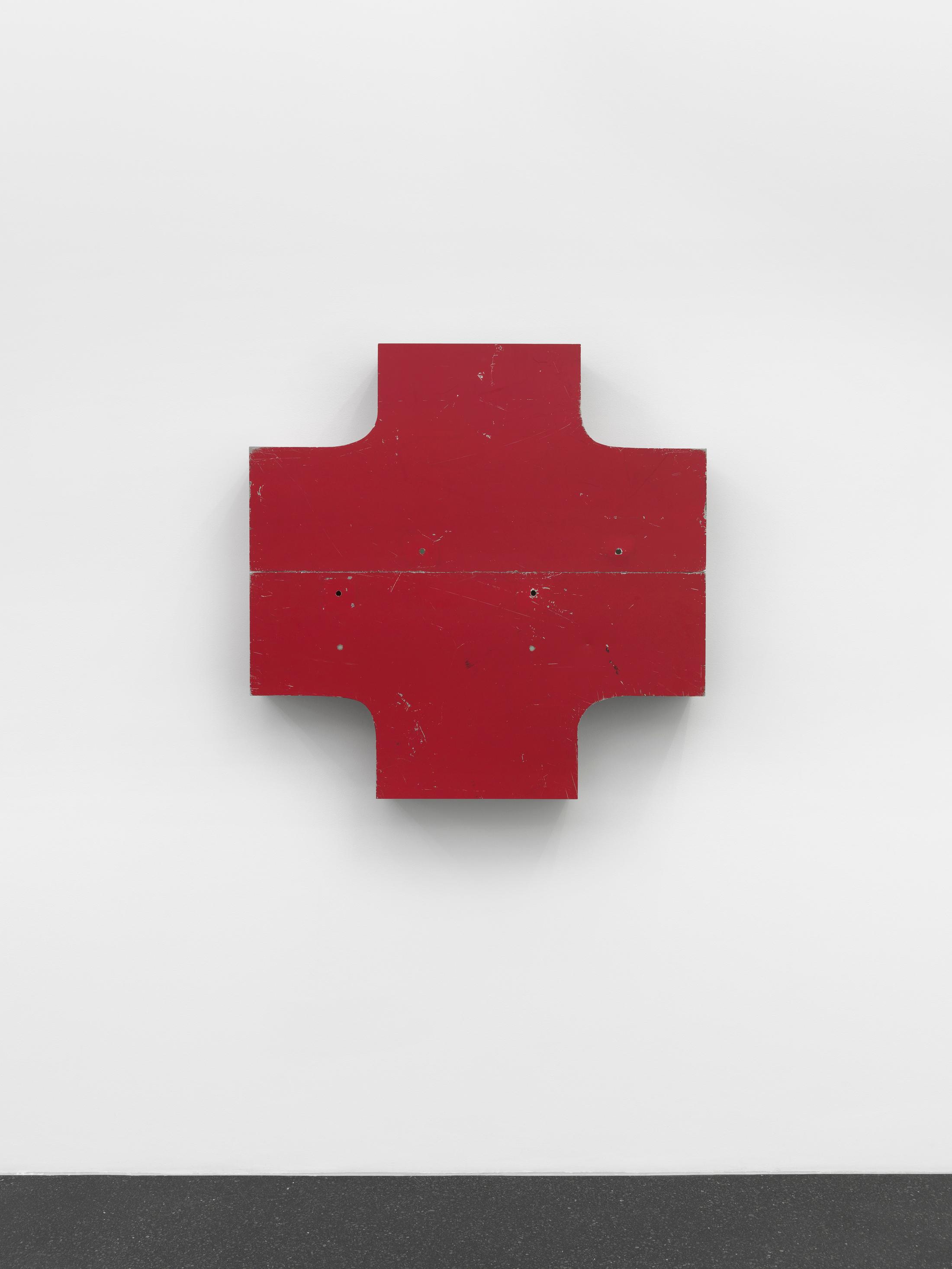 Exhibition View Virginia Overton Soloshow «Fresh Hot Pizza; view on Untitled (inversion), 2019» at Galerie Francesca Pia, Zurich, 2019 / Photo: Annik Wetter / Courtesy the artist and Galerie Francesca Pia