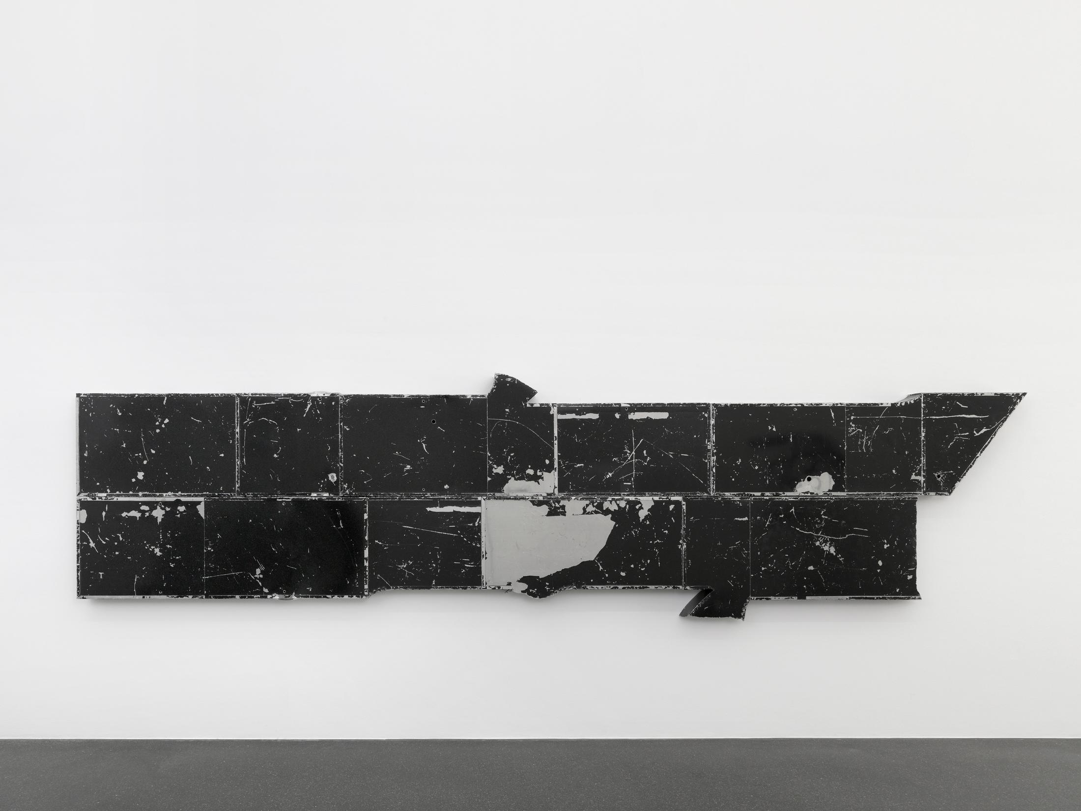 Exhibition View Virginia Overton Soloshow «Fresh Hot Pizza; view on Untitled (monolith), 2019» at Galerie Francesca Pia, Zurich, 2019 / Photo: Annik Wetter / Courtesy the artist and Galerie Francesca Pia