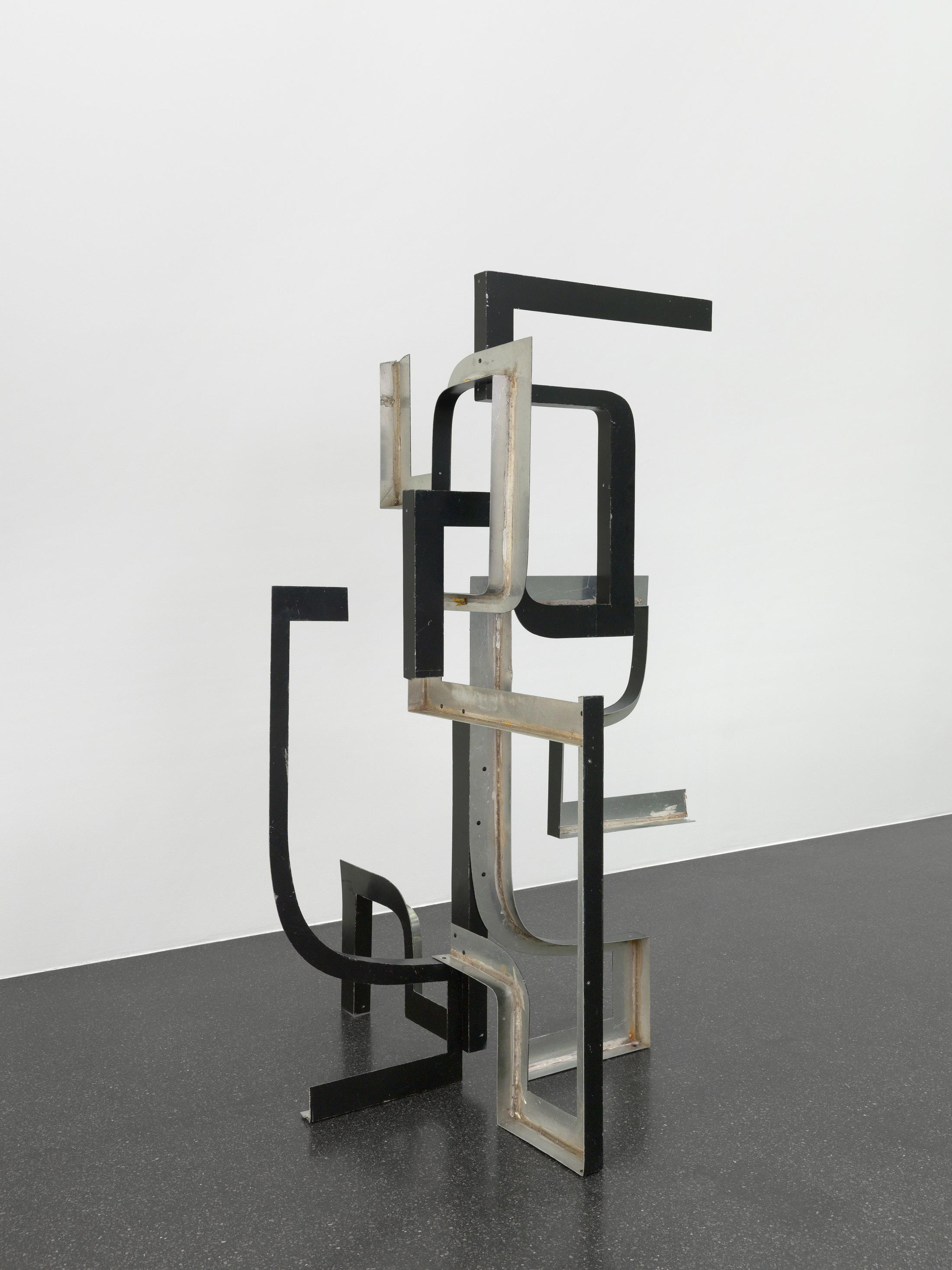 Exhibition View Virginia Overton Soloshow «Fresh Hot Pizza; view on Untitled, 2019» at Galerie Francesca Pia, Zurich, 2019 / Photo: Annik Wetter / Courtesy the artist and Galerie Francesca Pia