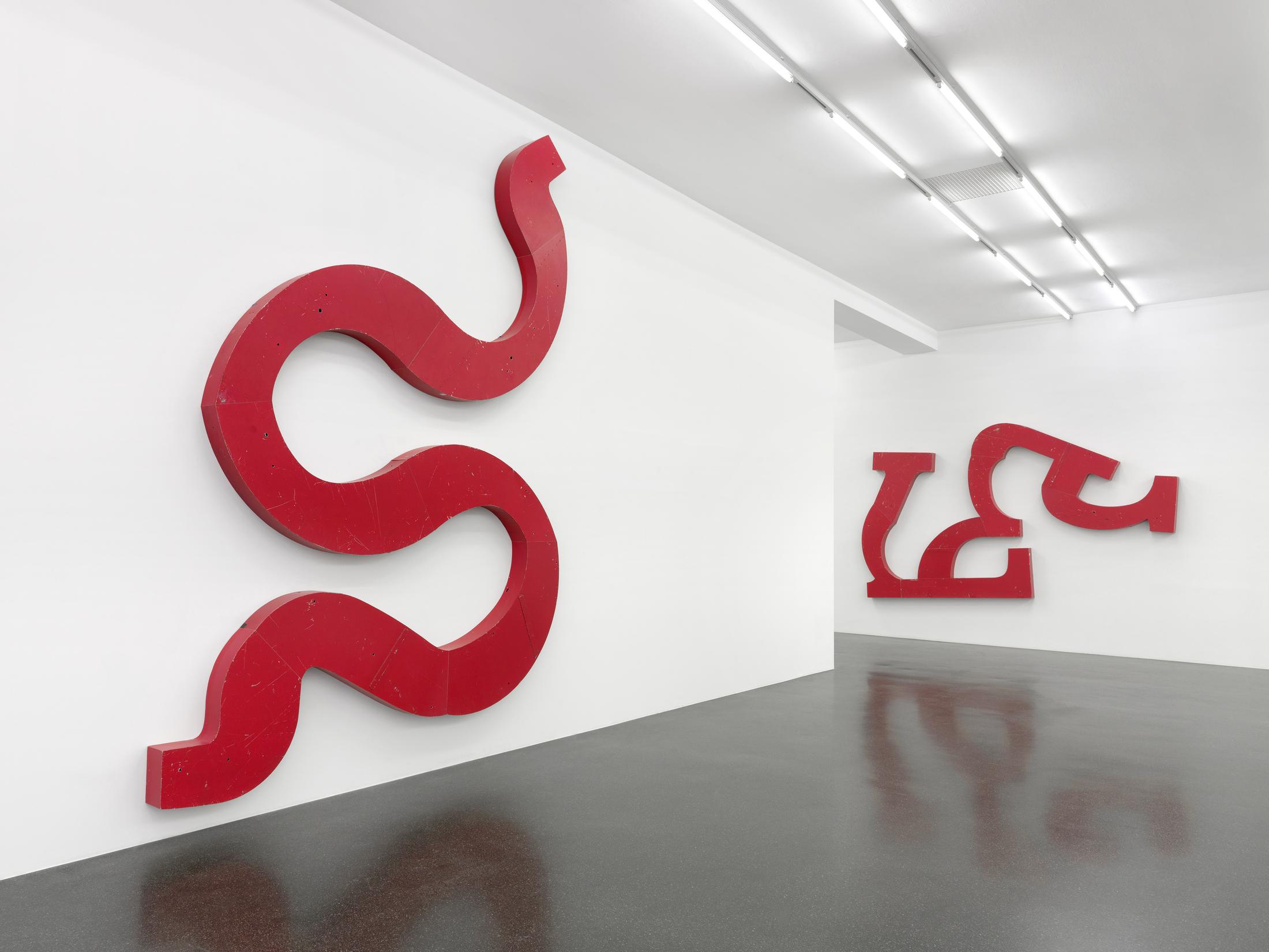 Exhibition View Virginia Overton Soloshow «Fresh Hot Pizza» at Galerie Francesca Pia, Zurich, 2019 / Photo: Annik Wetter / Courtesy the artist and Galerie Francesca Pia