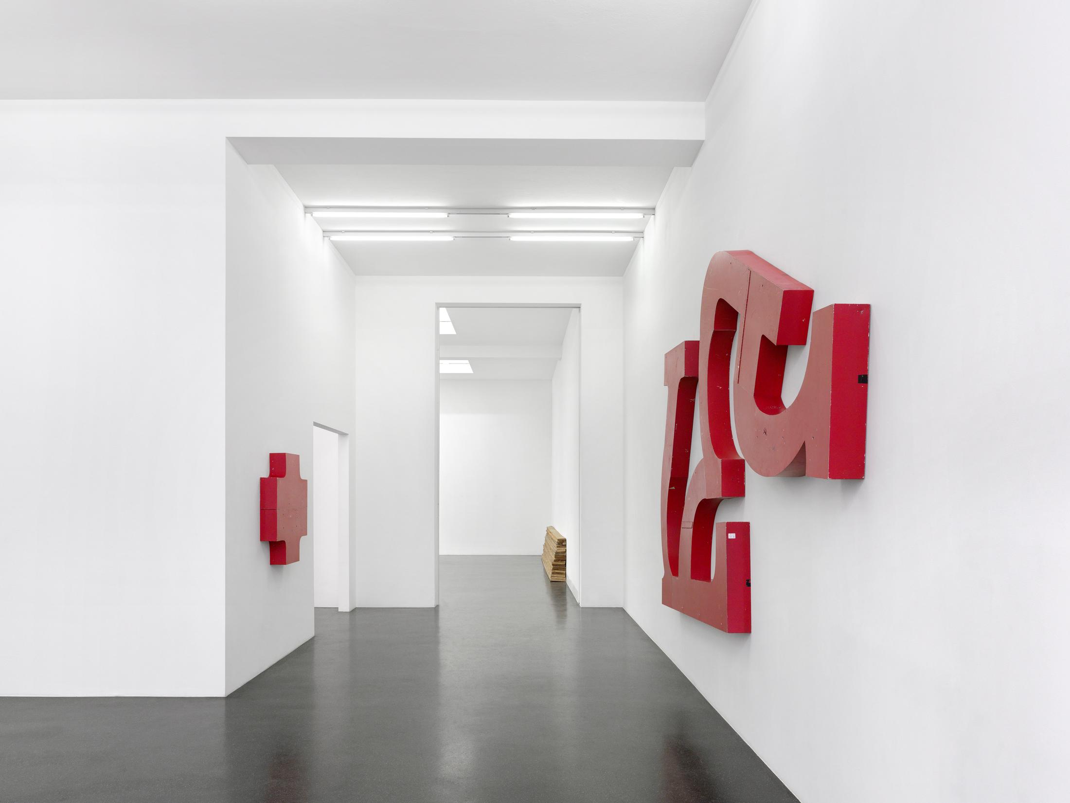 Exhibition View Virginia Overton Soloshow «Fresh Hot Pizza» at Galerie Francesca Pia, Zurich, 2019 / Photo: Annik Wetter / Courtesy the artist and Galerie Francesca Pia