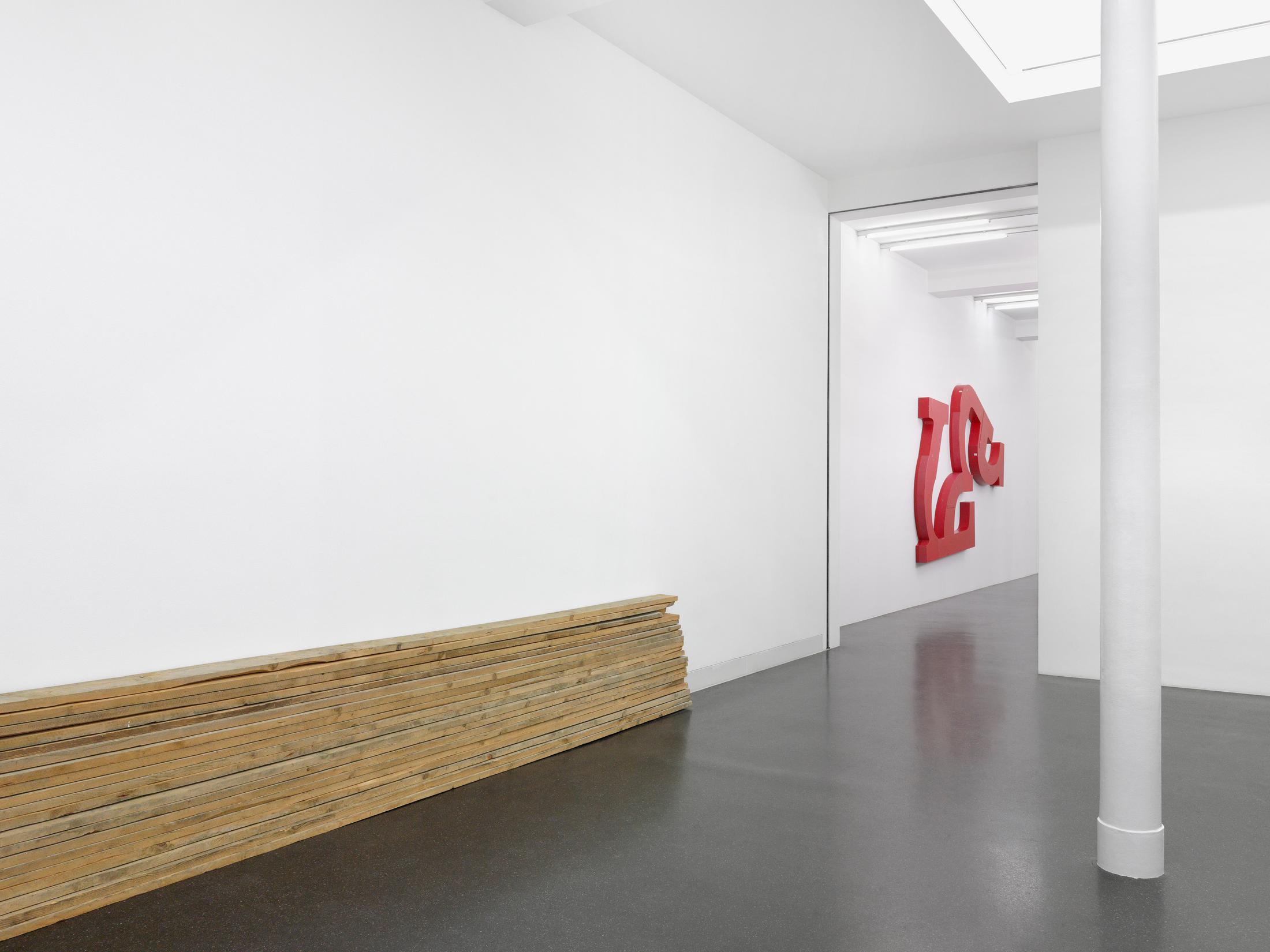 Exhibition View Virginia Overton Soloshow «Fresh Hot Pizza» at Galerie Francesca Pia, Zurich, 2019 / Photo: Annik Wetter / Courtesy the artist and Galerie Francesca Pia