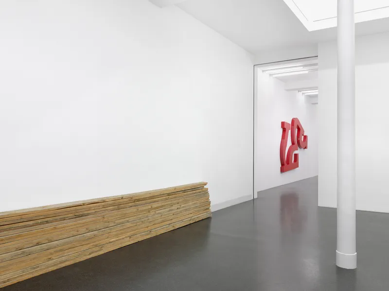 Exhibition View Virginia Overton Soloshow «Fresh Hot Pizza» at Galerie Francesca Pia, Zurich, 2019 / Photo: Annik Wetter / Courtesy the artist and Galerie Francesca Pia