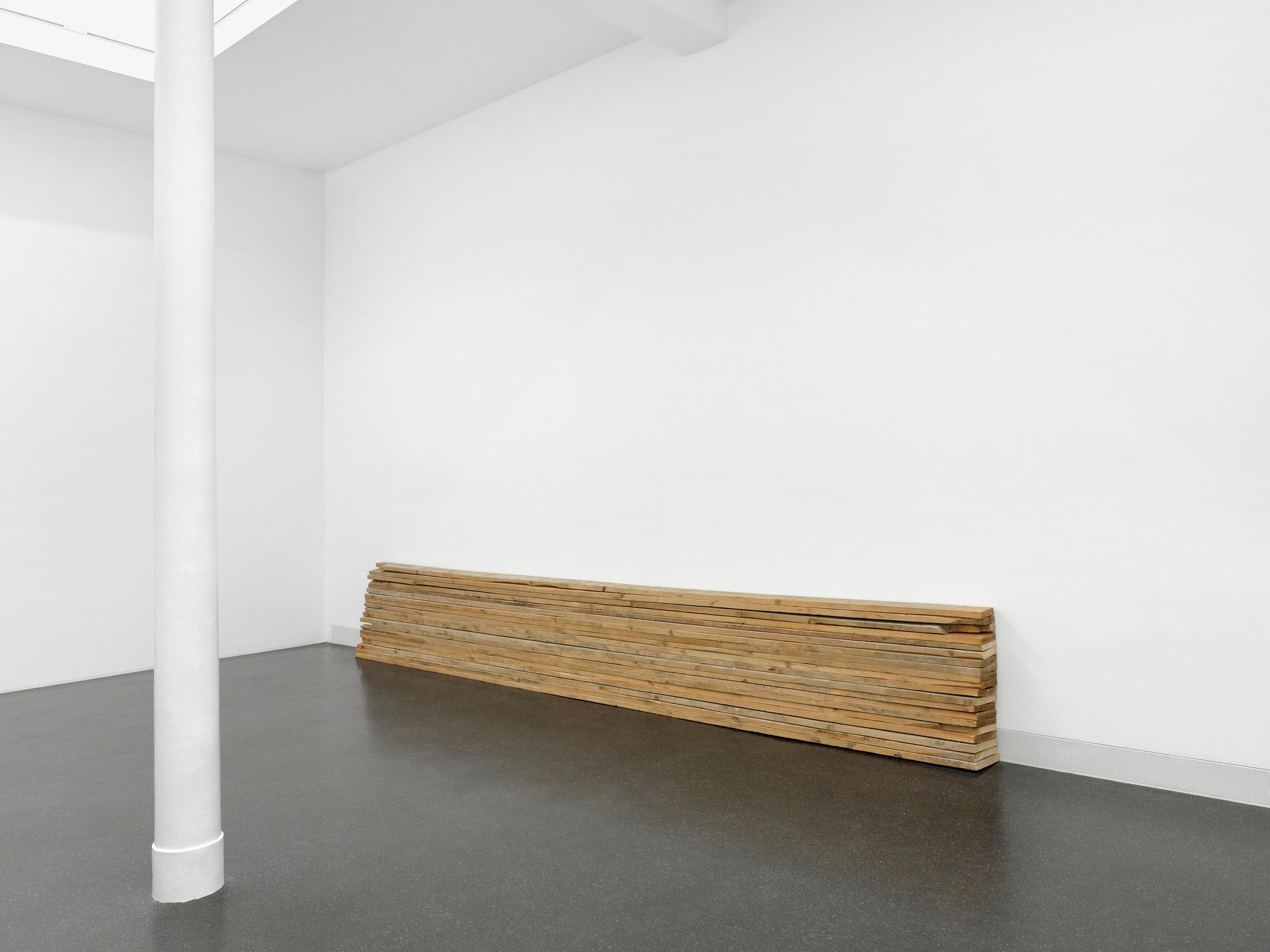 Exhibition View Virginia Overton Soloshow «Fresh Hot Pizza; view on Untitled (slant), 2013» at Galerie Francesca Pia, Zurich, 2019 / Photo: Annik Wetter / Courtesy the artist and Galerie Francesca Pia