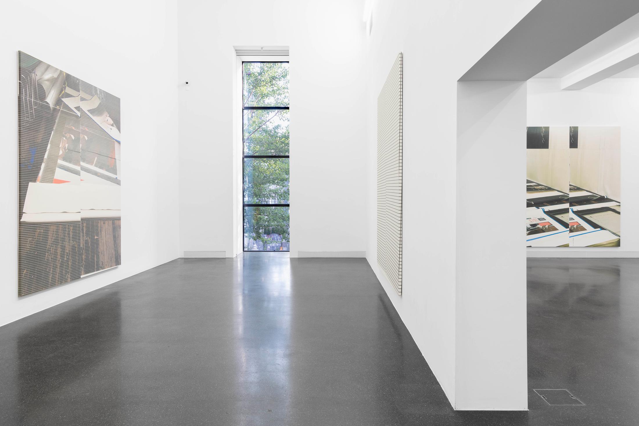 Exhibition View Wade Guyton «Fire and Fury» at Galerie Francesca Pia, Zurich, 2018 / Photo: Gunnar Meier / Courtesy: the artist and Galerie Francesca Pia, Zurich