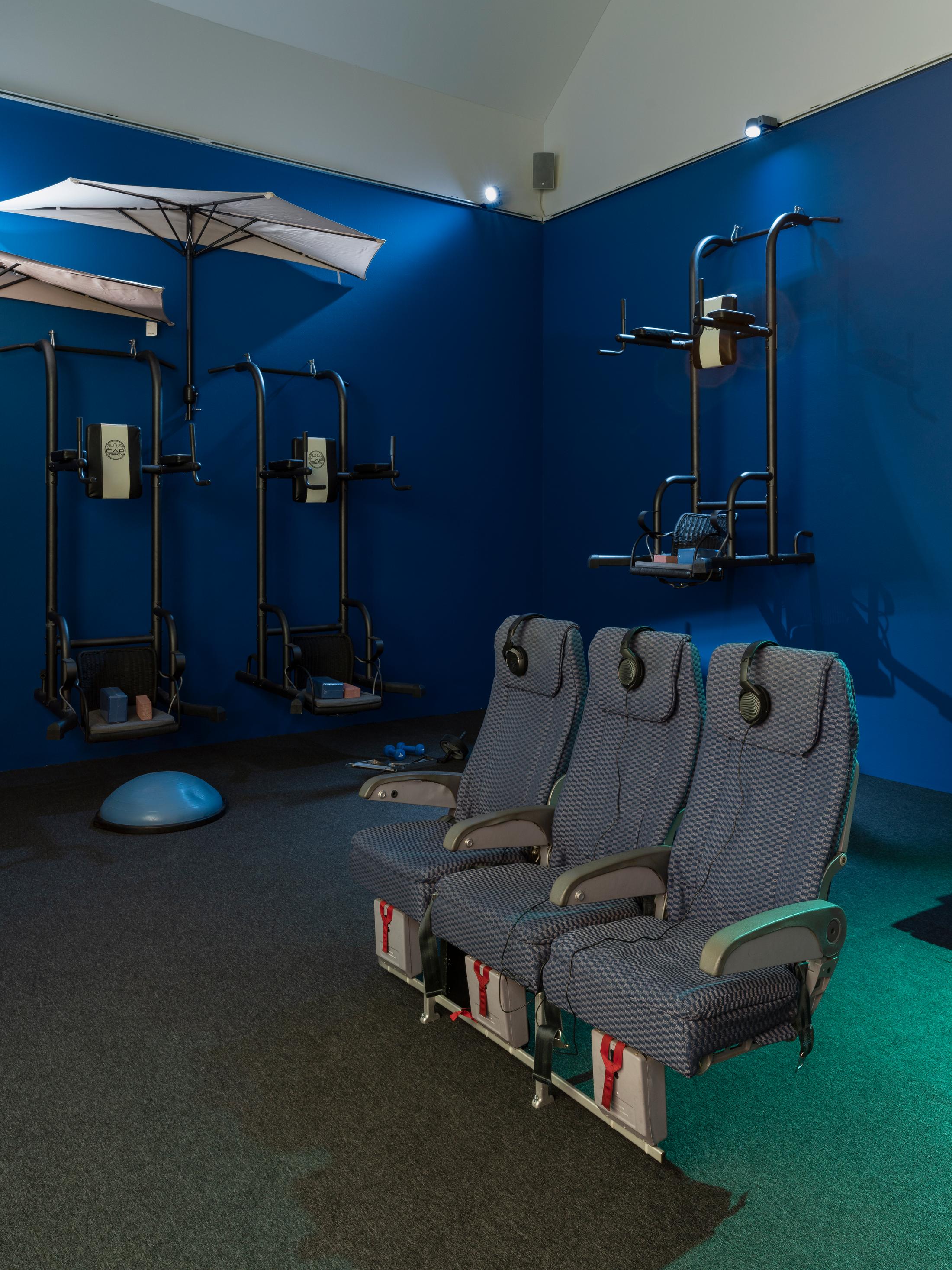 Exhibition View Group Show «Welt aus den Fugen; view on Lizzie Fitch / Ryan Trecartin, Auto View (Sibling Topics), 2011» at Kunstmuseum Winterthur, Winterthur, 2022 / Photo: Gunnar Meier / Courtesy: the artists and Kunstmuseum Winterthur