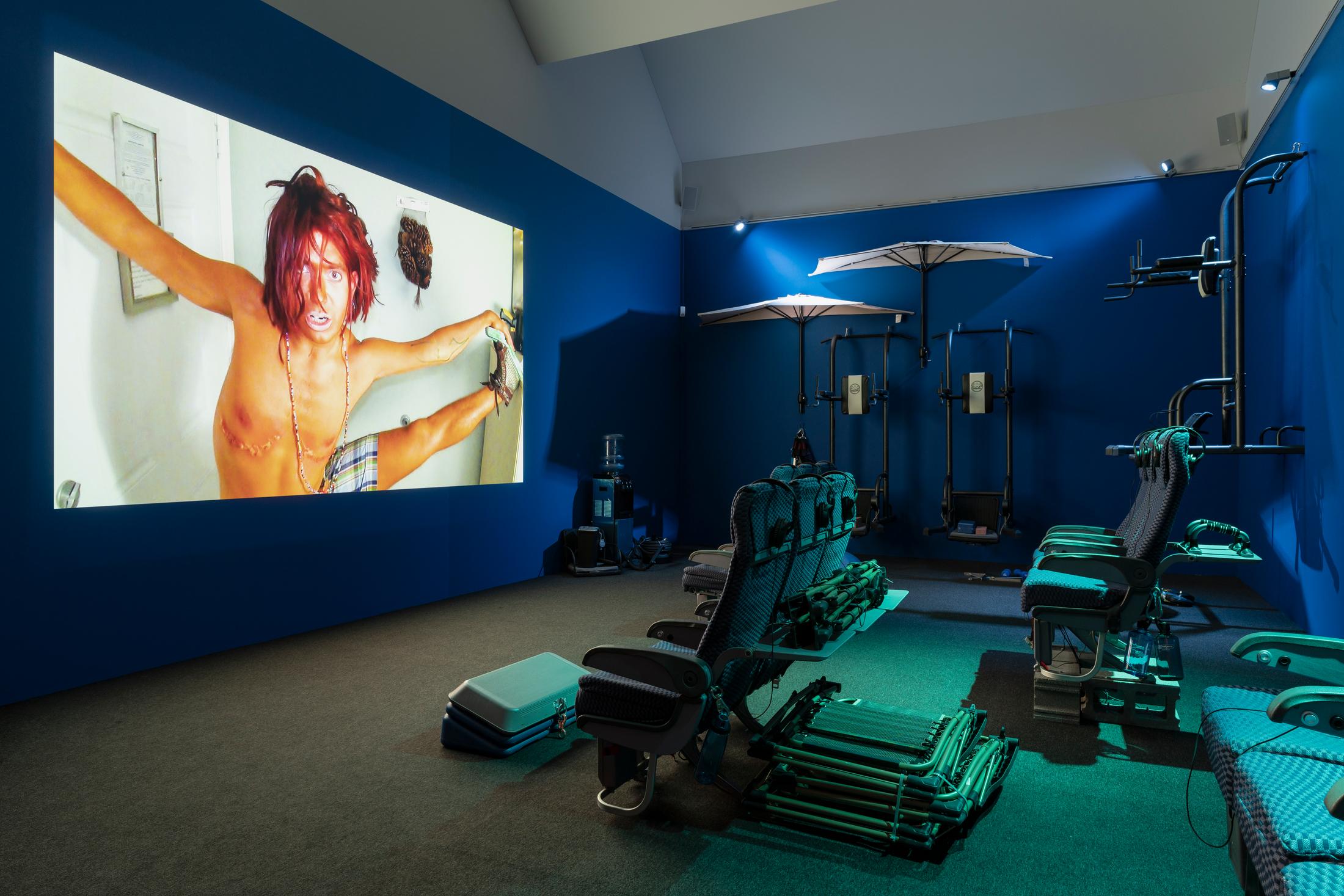 Exhibition View Group Show «Welt aus den Fugen; view on Lizzie Fitch / Ryan Trecartin, Auto View (Sibling Topics), 2011» at Kunstmuseum Winterthur, Winterthur, 2022 / Photo: Gunnar Meier / Courtesy: the artists and Kunstmuseum Winterthur