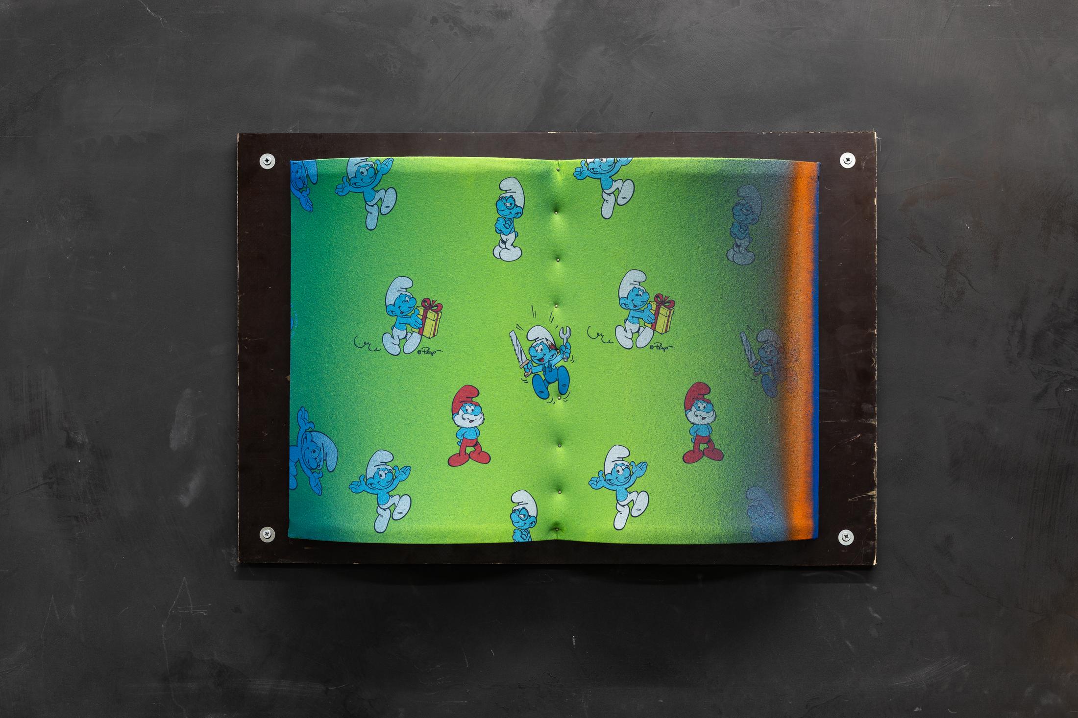 Exhibition View Groupshow «Whispering Walls; view on Caterina De Nicola, Moxette’s Crazy, Stupid Love, 2020, wooden frame, laminated plywood, screws, nails, bricolage varnish, Schtroumpf spandex fabric, spray paint, 46x72x9cm» at Last Tango, Zurich, 2020 / Photo: Kilian Bannwart / Courtesy: the artists and Last Tango