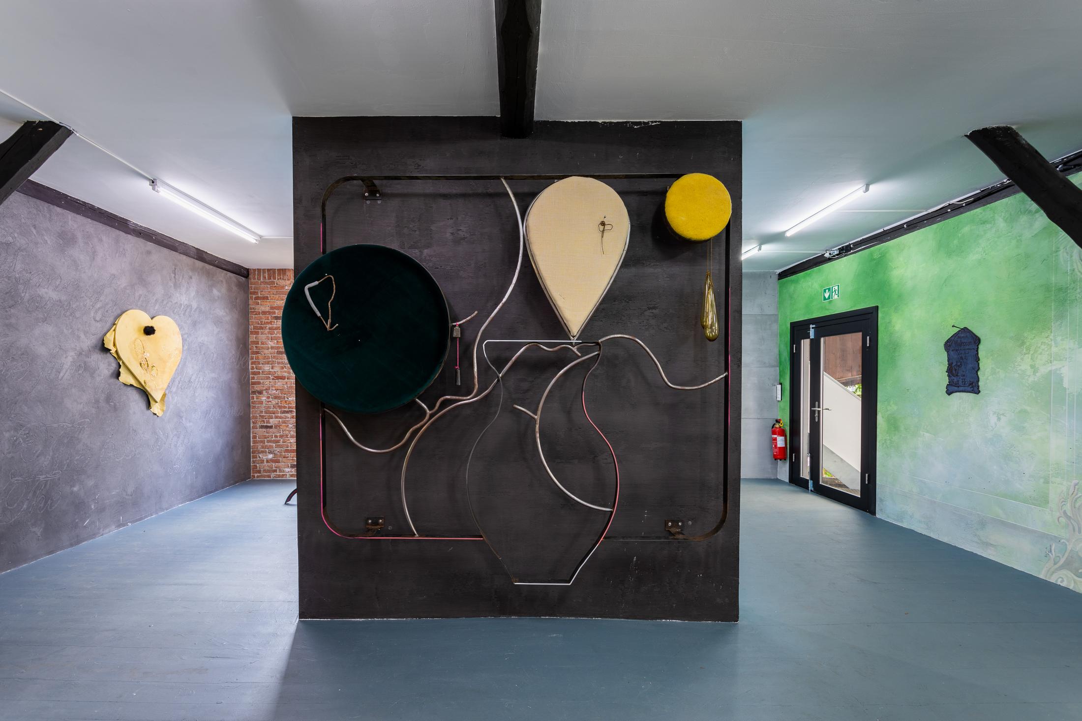 Exhibition View Groupshow «Whispering Walls; view on Tanja Roscic, Faces and Vase, 2020, steel, bronze, wire, pins, jute, wool, foam, glass, velvet, 216x235cm» at Last Tango, Zurich, 2020 / Photo: Kilian Bannwart / Courtesy: the artists and Last Tango