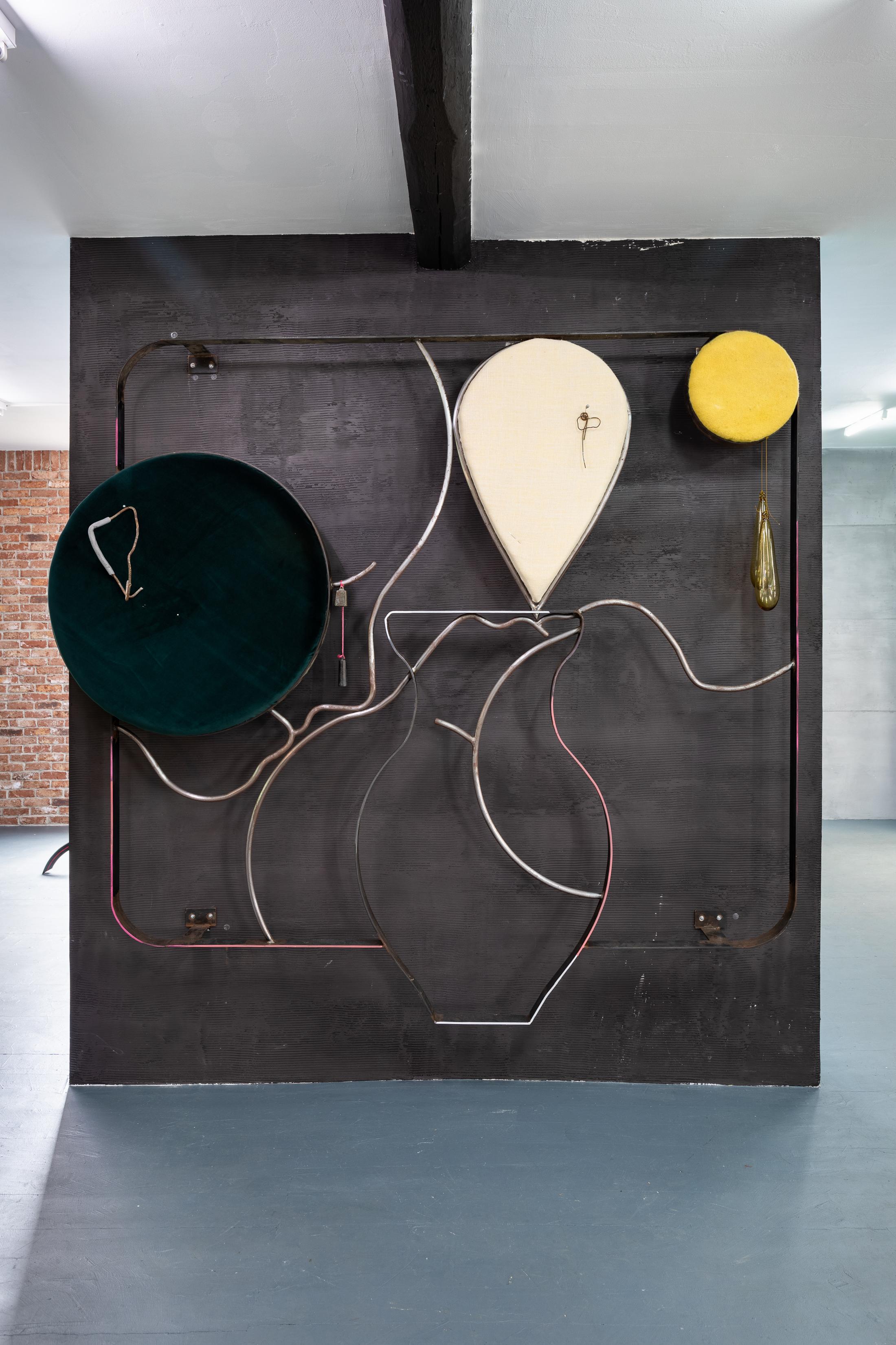 Exhibition View Groupshow «Whispering Walls; view on Tanja Roscic, Faces and Vase, 2020, steel, bronze, wire, pins, jute, wool, foam, glass, velvet, 216x235cm» at Last Tango, Zurich, 2020 / Photo: Kilian Bannwart / Courtesy: the artists and Last Tango