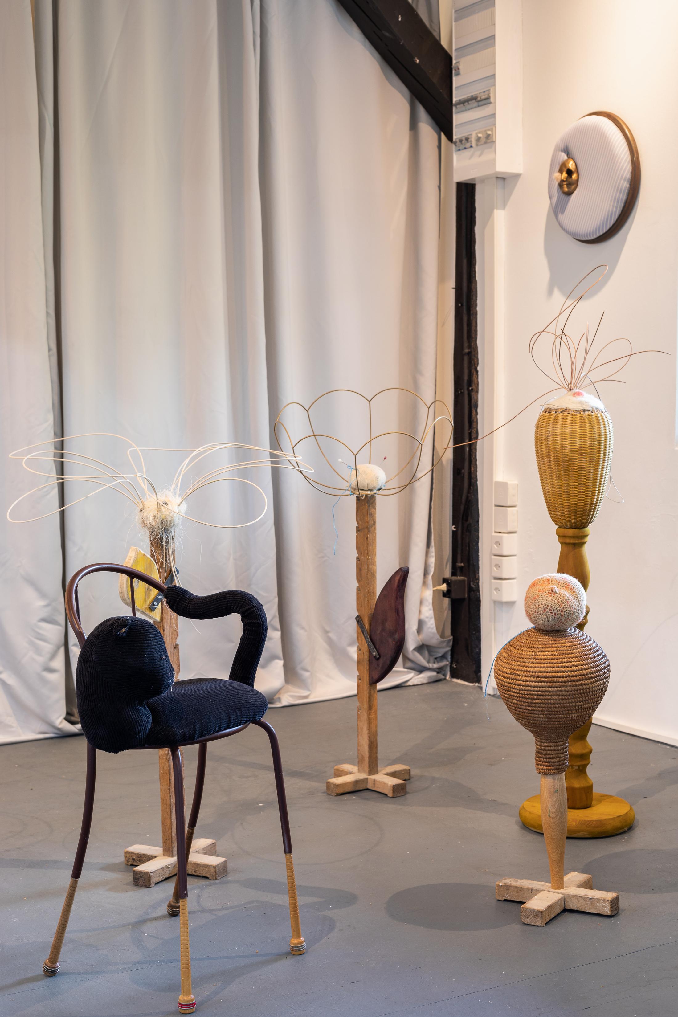 Exhibition View Groupshow «Whispering Walls; view on Tanja Roscic, Cat Chair, 2020, metal, wood, textile, foam, 74x41x37cm; Flowers, 2020, wood, metal, foam, string, yute, wool, 136x60x60cm / 66x25x25cm / 100x43.5x43.5cm / 91x71x71cm and Black Painter, 2020, fabric, metal, bronze, string, wood, foam, hair, 42.5x42.5x12cm» at Last Tango, Zurich, 2020 / Photo: Kilian Bannwart / Courtesy: the artists and Last Tango