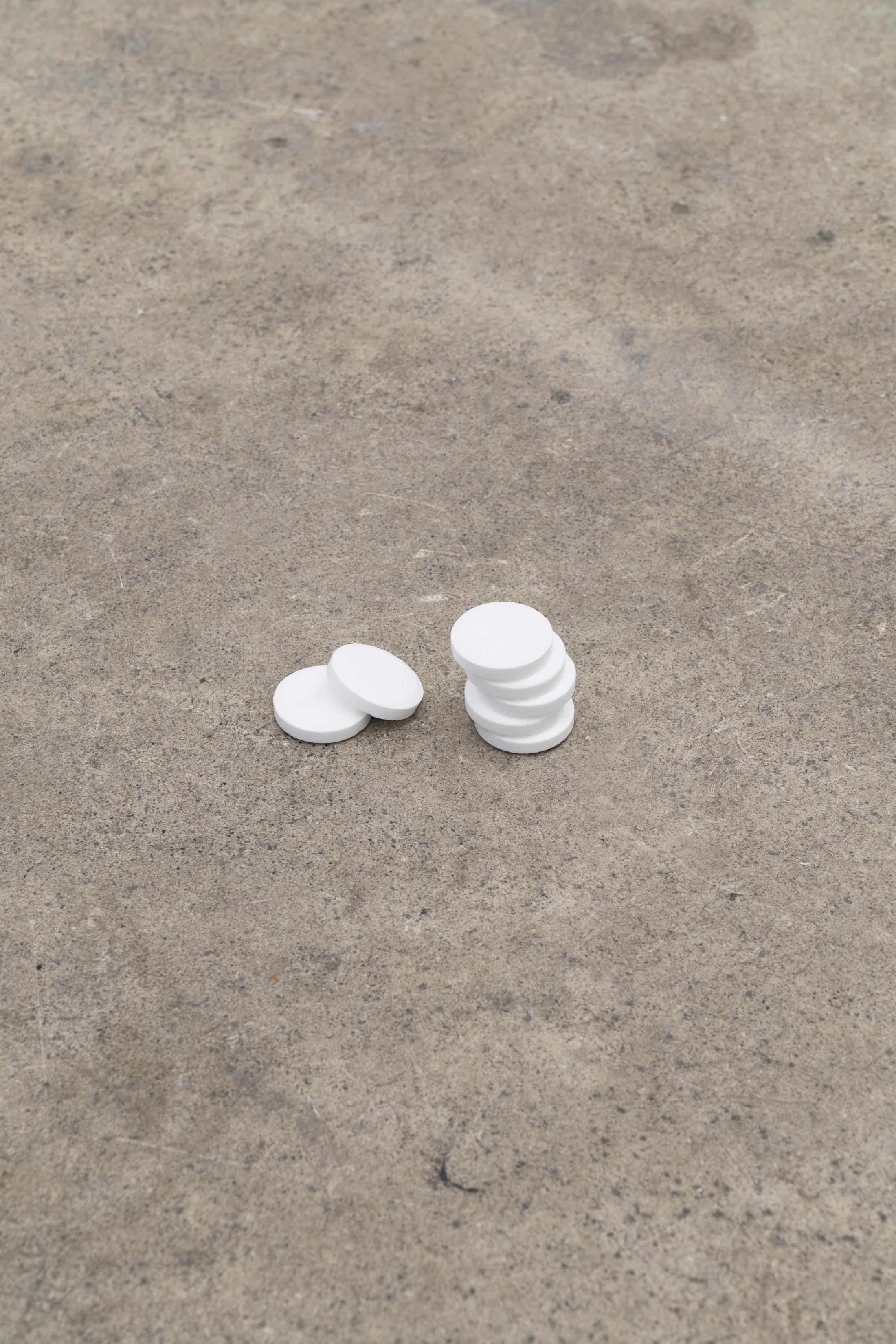 Exhibition View Groupshow «Winds of Change; view on Yamu Wang, To be titled (like a household name pain relief dissolved in a jar of drink, subjectivity), 2020- in progress, effervescent tablet» at Milieu, Bern, 2020 / Courtesy: the artist and Milieu, Bern