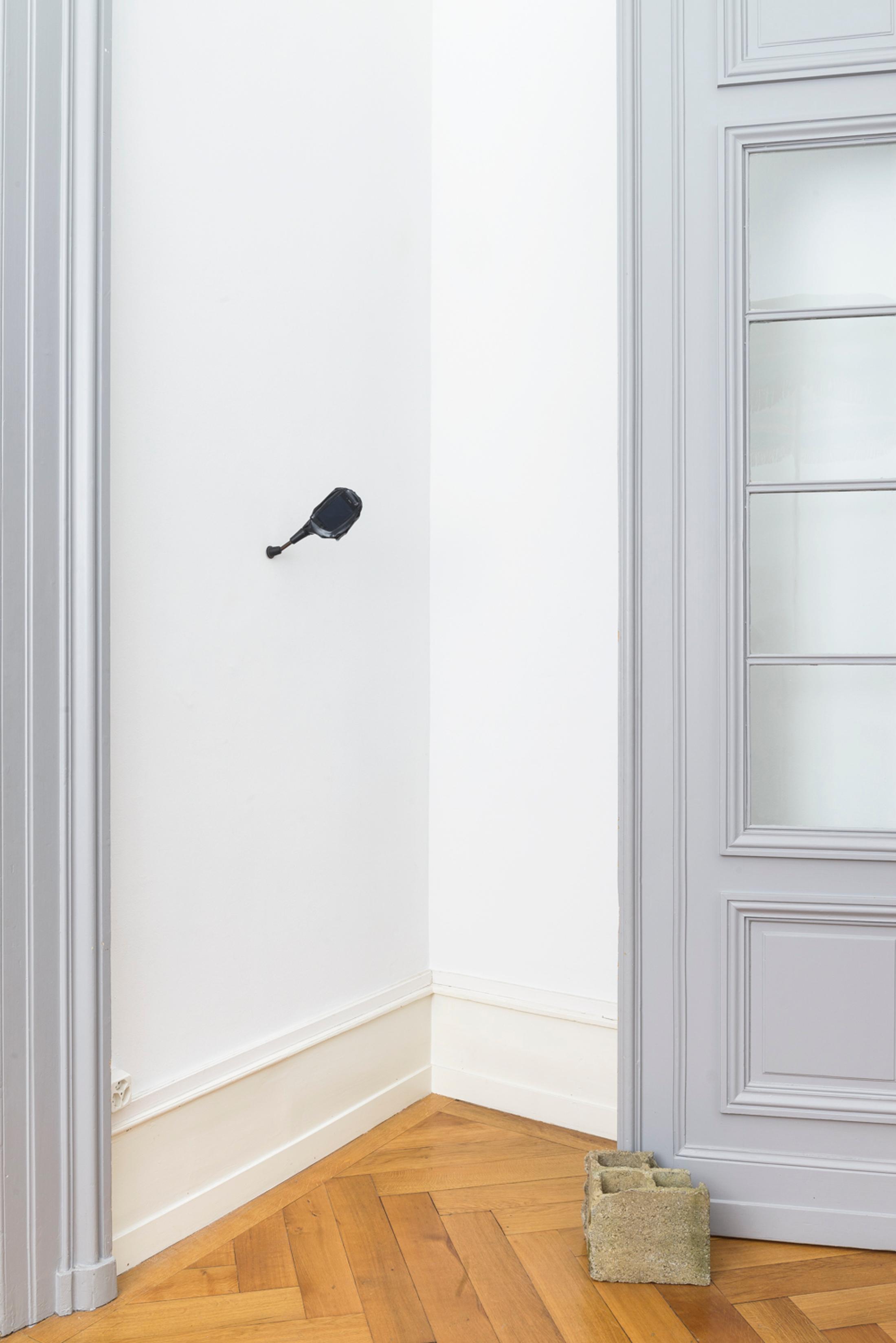 Exhibition View Yvan Alvarez Solo Show «Zwischenraum; view on Yvan Alvarez, Rearview mirror (makeshift devices), 2023» at Société des Arts, Geneva, 2023 / Photo: Greg Clément / Courtesy: the artist and Société des Arts