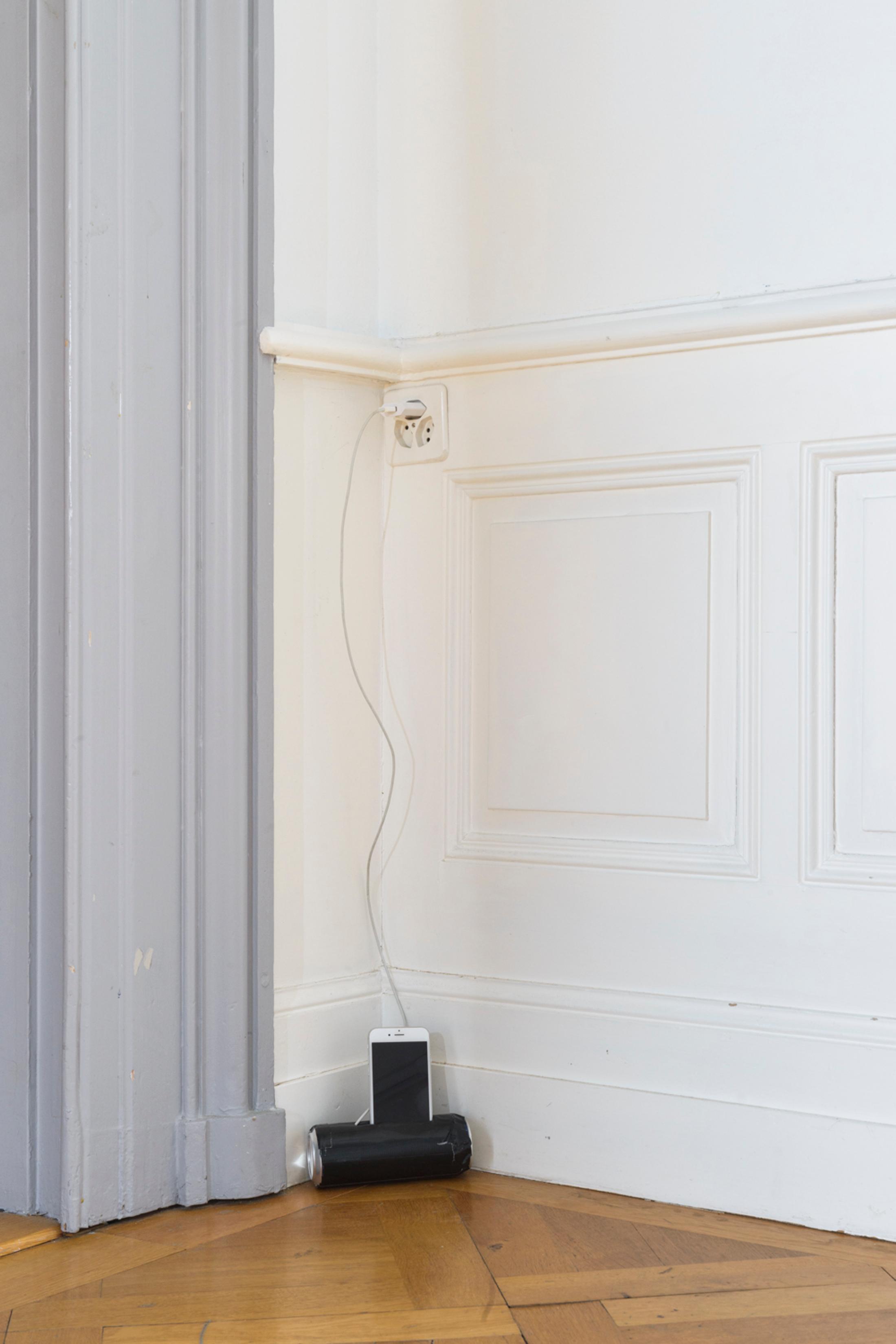 Exhibition View Yvan Alvarez Solo Show «Zwischenraum; view on Yvan Alvarez, Speaker (makeshift devices), 2023» at Société des Arts, Geneva, 2023 / Photo: Greg Clément / Courtesy: the artist and Société des Arts