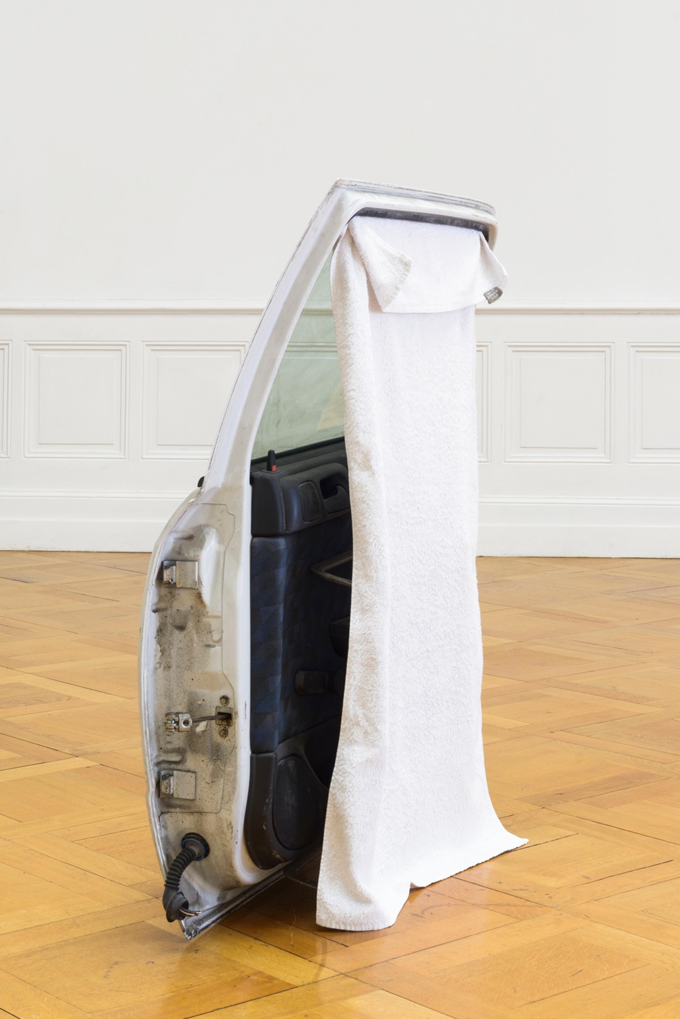 Exhibition View Yvan Alvarez Solo Show «Zwischenraum; view on Yvan Alvarez, Untitled (makeshift devices), 2023» at Société des Arts, Geneva, 2023 / Photo: Greg Clément / Courtesy: the artist and Société des Arts