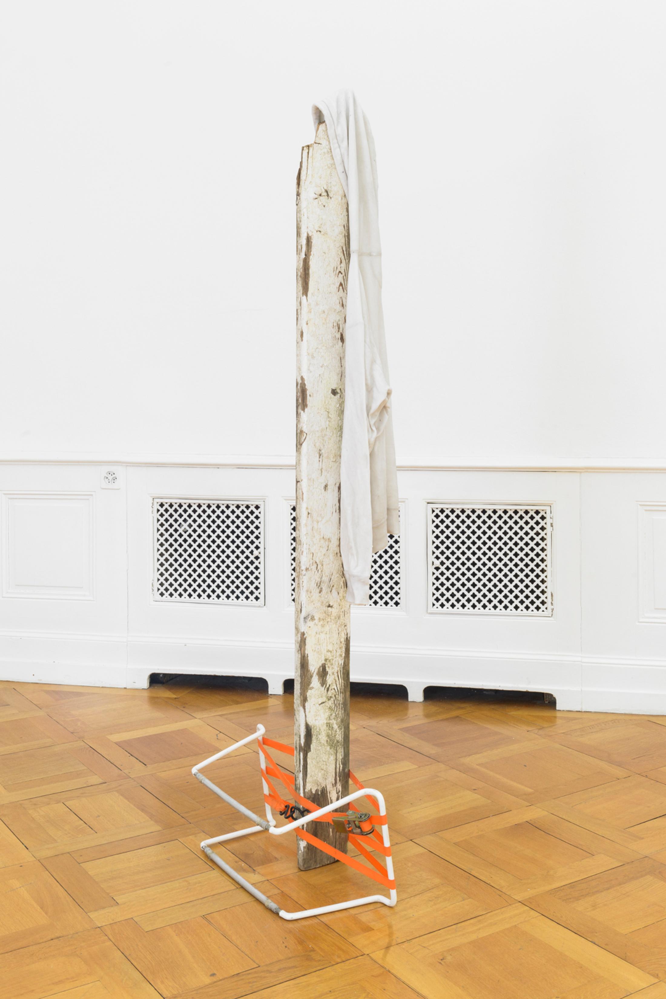 Exhibition View Yvan Alvarez Solo Show «Zwischenraum; view on Yvan Alvarez, Hoodie (makeshift devices), 2023» at Société des Arts, Geneva, 2023 / Photo: Greg Clément / Courtesy: the artist and Société des Arts