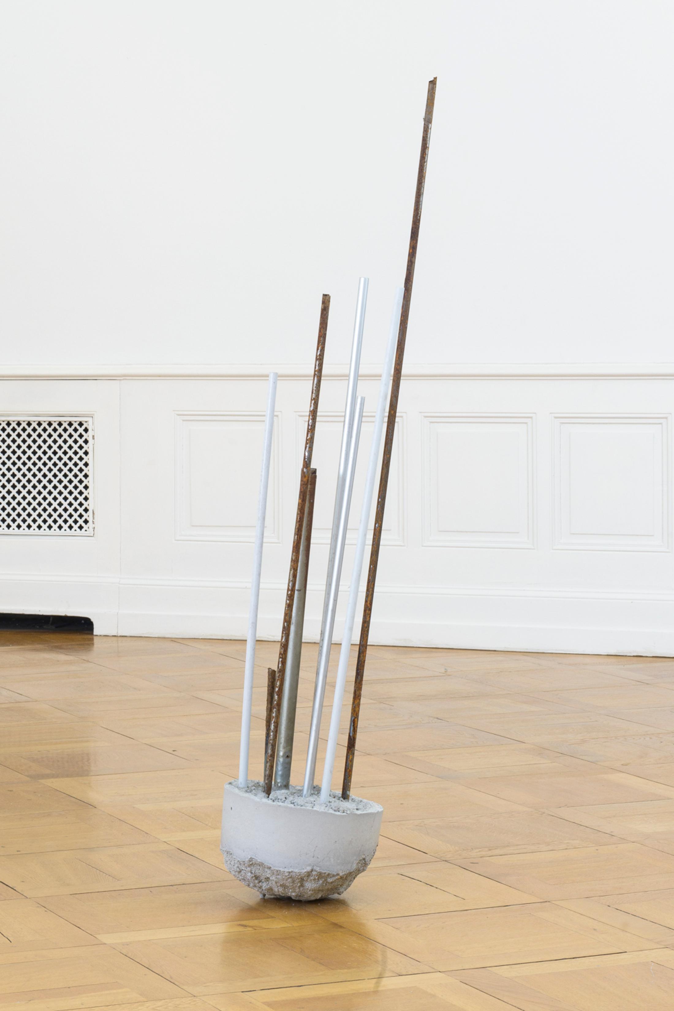 Exhibition View Yvan Alvarez Solo Show «Zwischenraum; view on Yvan Alvarez, Column (makeshift devices), 2023» at Société des Arts, Geneva, 2023 / Photo: Greg Clément / Courtesy: the artist and Société des Arts