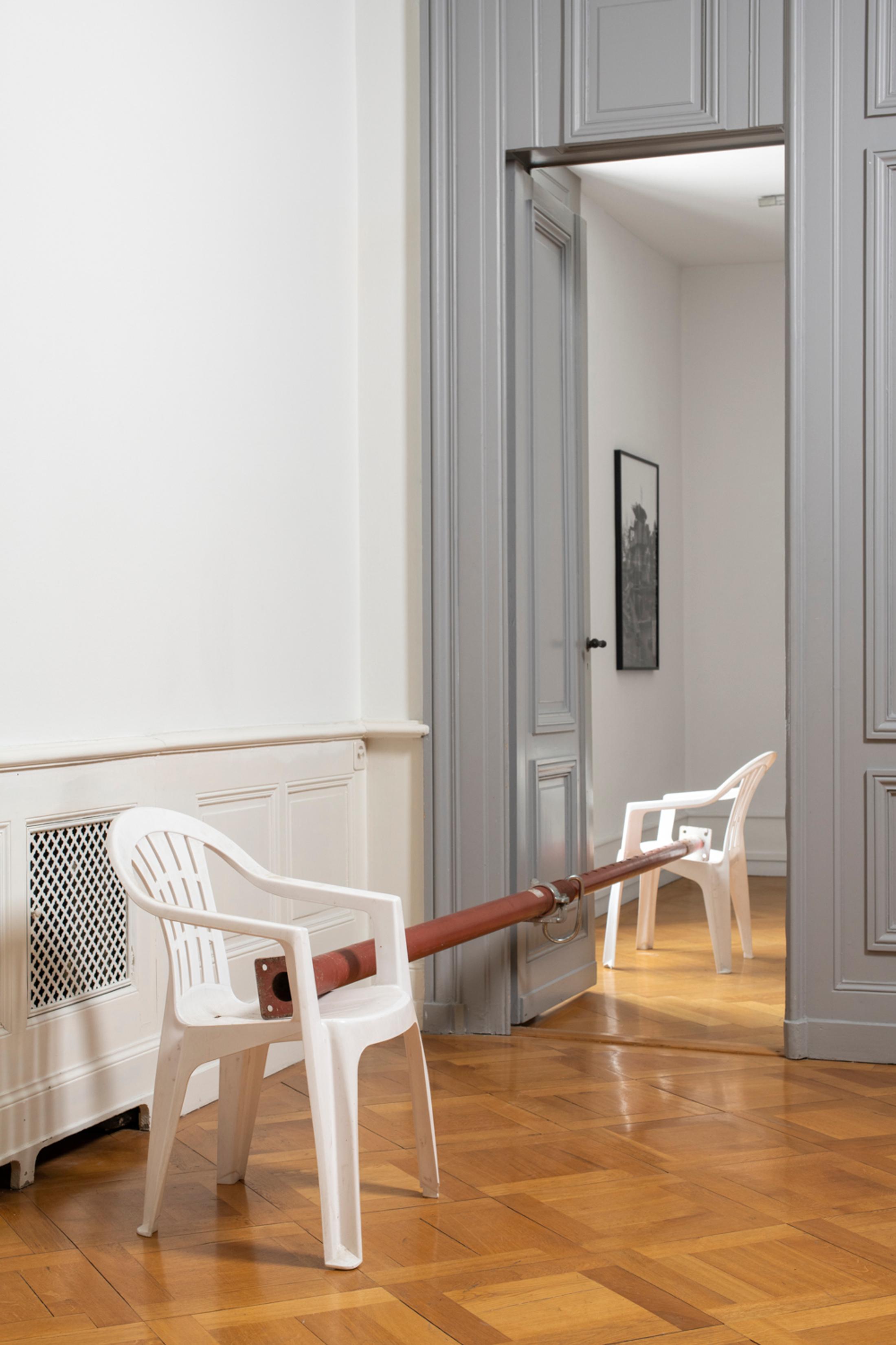 Exhibition View Yvan Alvarez Solo Show «Zwischenraum; view on Yvan Alvarez, Gap (makeshift devices), 2023» at Société des Arts, Geneva, 2023 / Photo: Greg Clément / Courtesy: the artist and Société des Arts