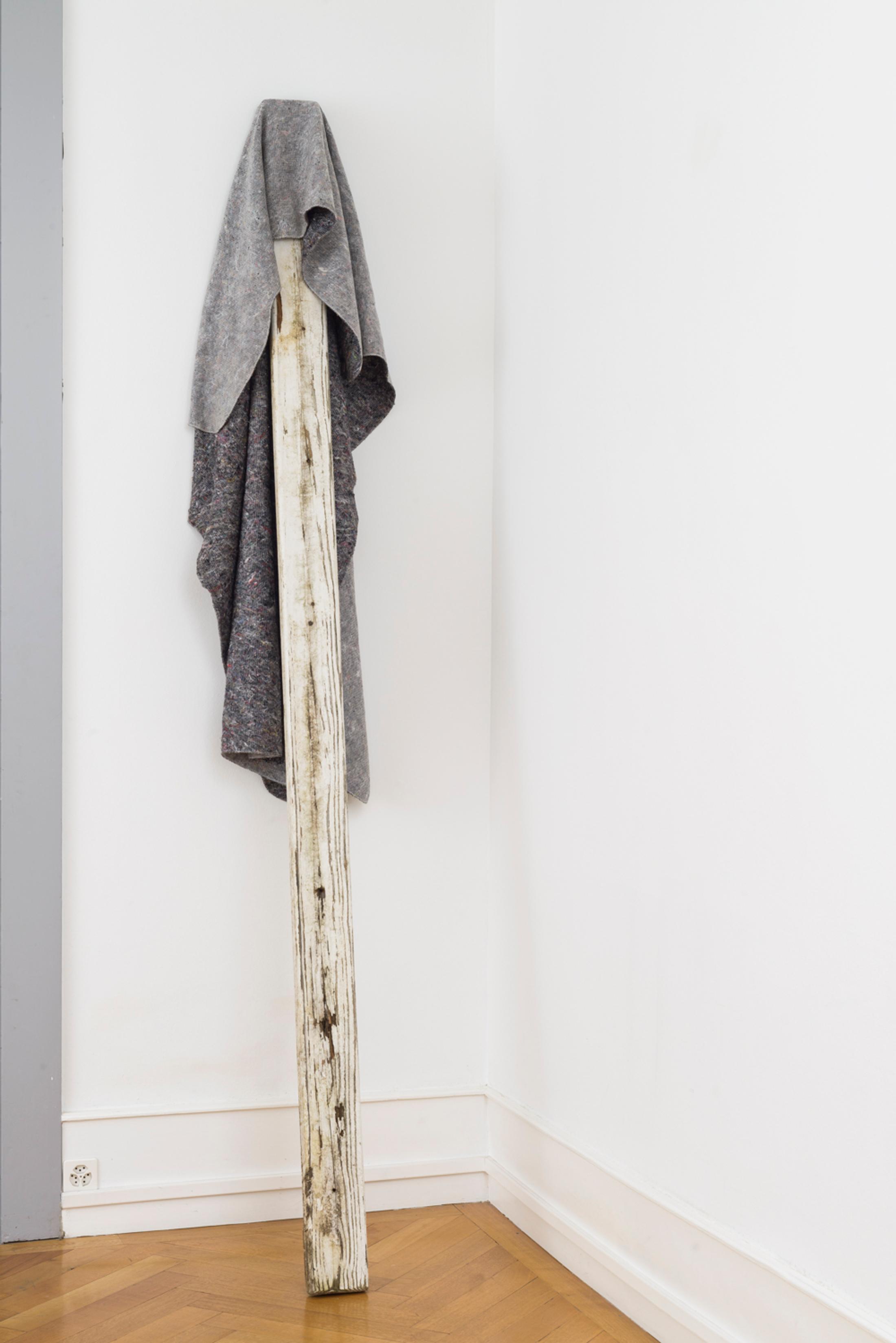 Exhibition View Yvan Alvarez Solo Show «Zwischenraum; view on Yvan Alvarez, Untitled (makeshift devices), 2023» at Société des Arts, Geneva, 2023 / Photo: Greg Clément / Courtesy: the artist and Société des Arts