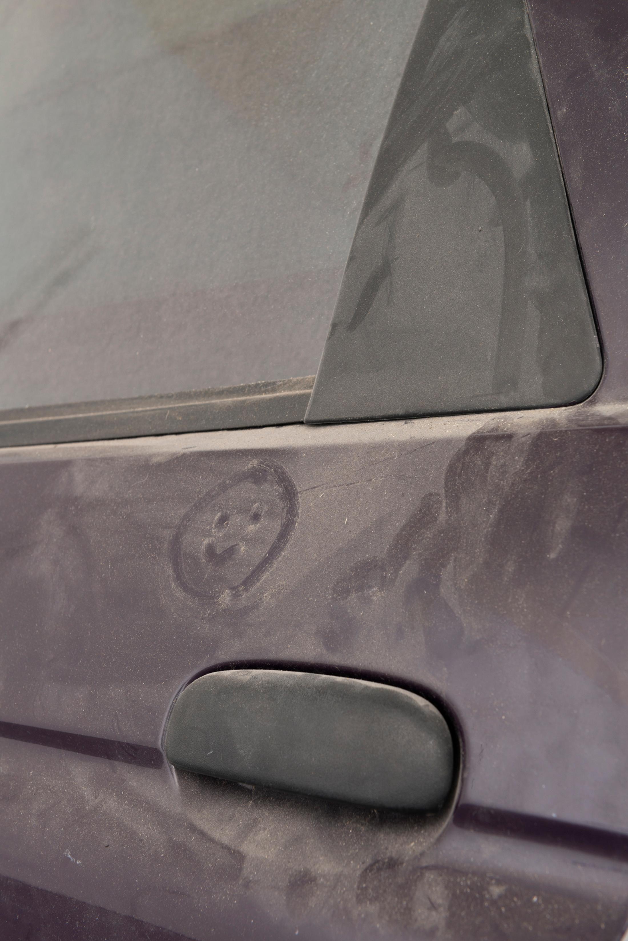 Exhibition View Yvan Alvarez & Paul Hutzli Duo Show «Why do pizza boxes have a square shape?; view on Yvan Alvarez, Untitled, 2020, (detail), car door, towel, 120 x 90 x 20 cm» at Soul2Soul, Ressources Urbaines, Geneva, 2020 / © Yvan Alvarez / Courtesy: the artists