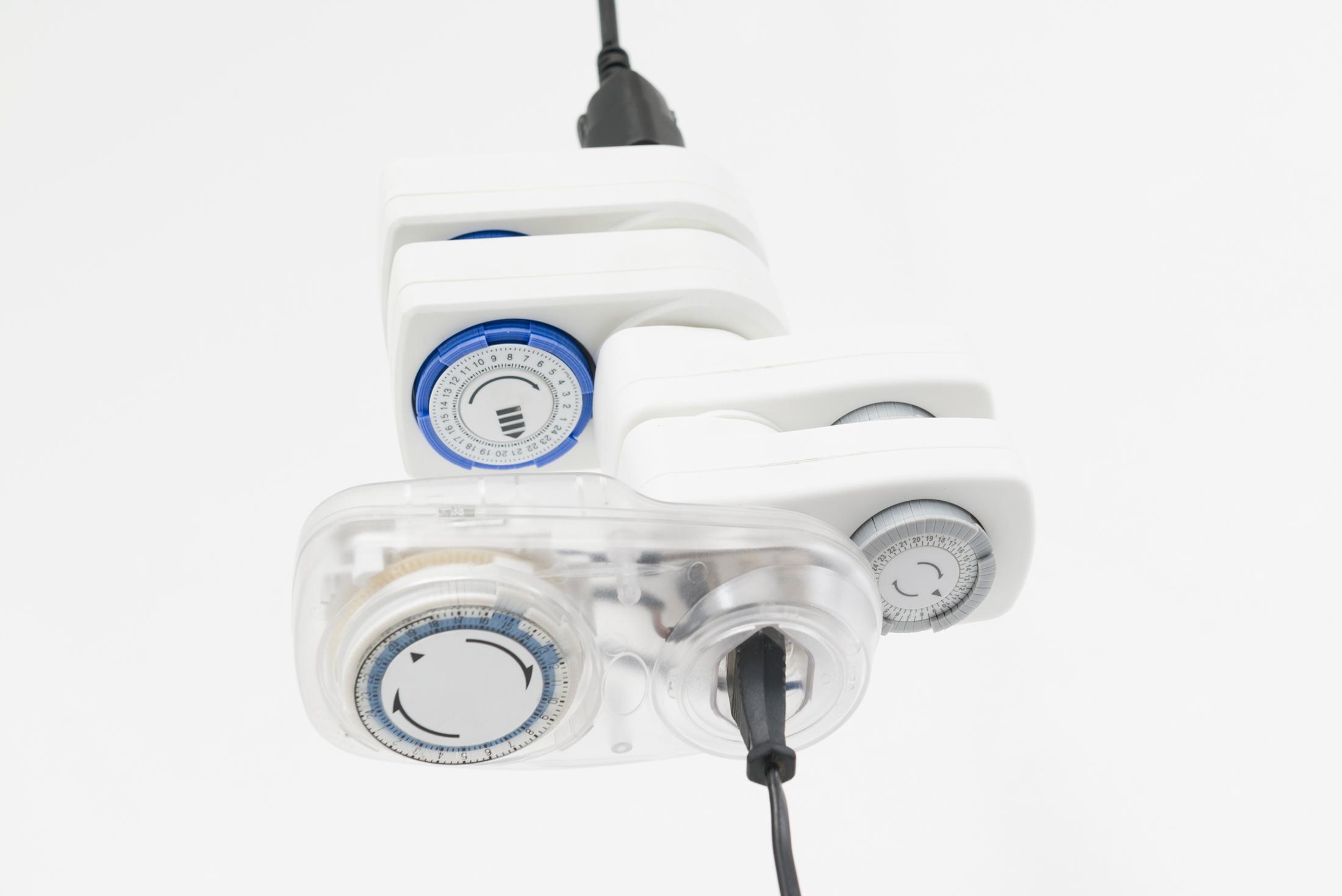 Exhibition View Yvan Alvarez & Paul Hutzli Duo Show «Why do pizza boxes have a square shape?; view on Yvan Alvarez, Fictional presence for safety, 2020, (detail), lamp, plug-in timers, dimensions variable» at Soul2Soul, Ressources Urbaines, Geneva, 2020 / © Yvan Alvarez / Courtesy: the artists