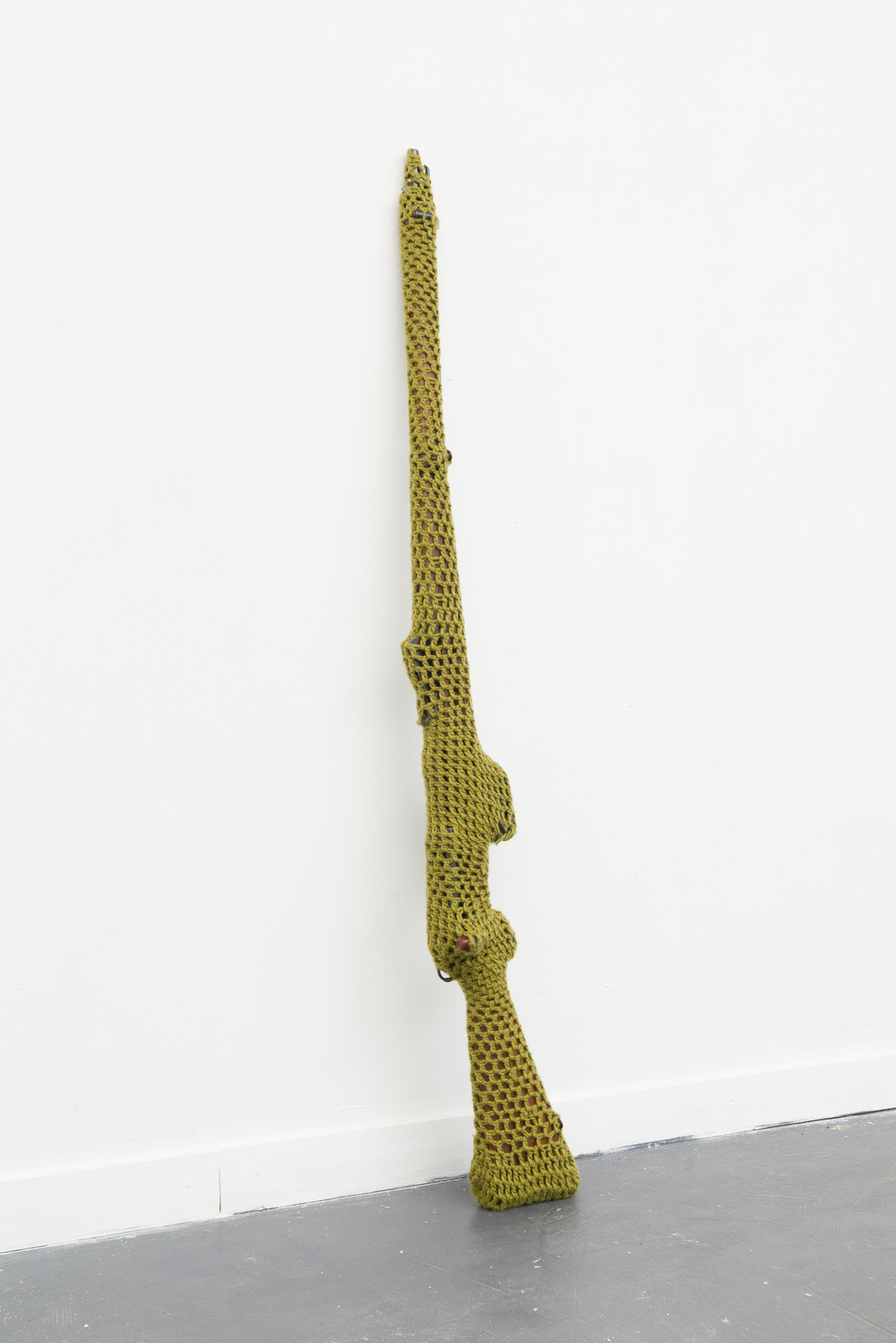 Exhibition View Yvan Alvarez & Paul Hutzli Duo Show «Why do pizza boxes have a square shape?; view on Yvan Alvarez, M-1911, 2019, Swiss military rifle M-1911 enclosed in a crochet case, 130 x 20 x 10 cm» at Soul2Soul, Ressources Urbaines, Geneva, 2020 / © Yvan Alvarez / Courtesy: the artists