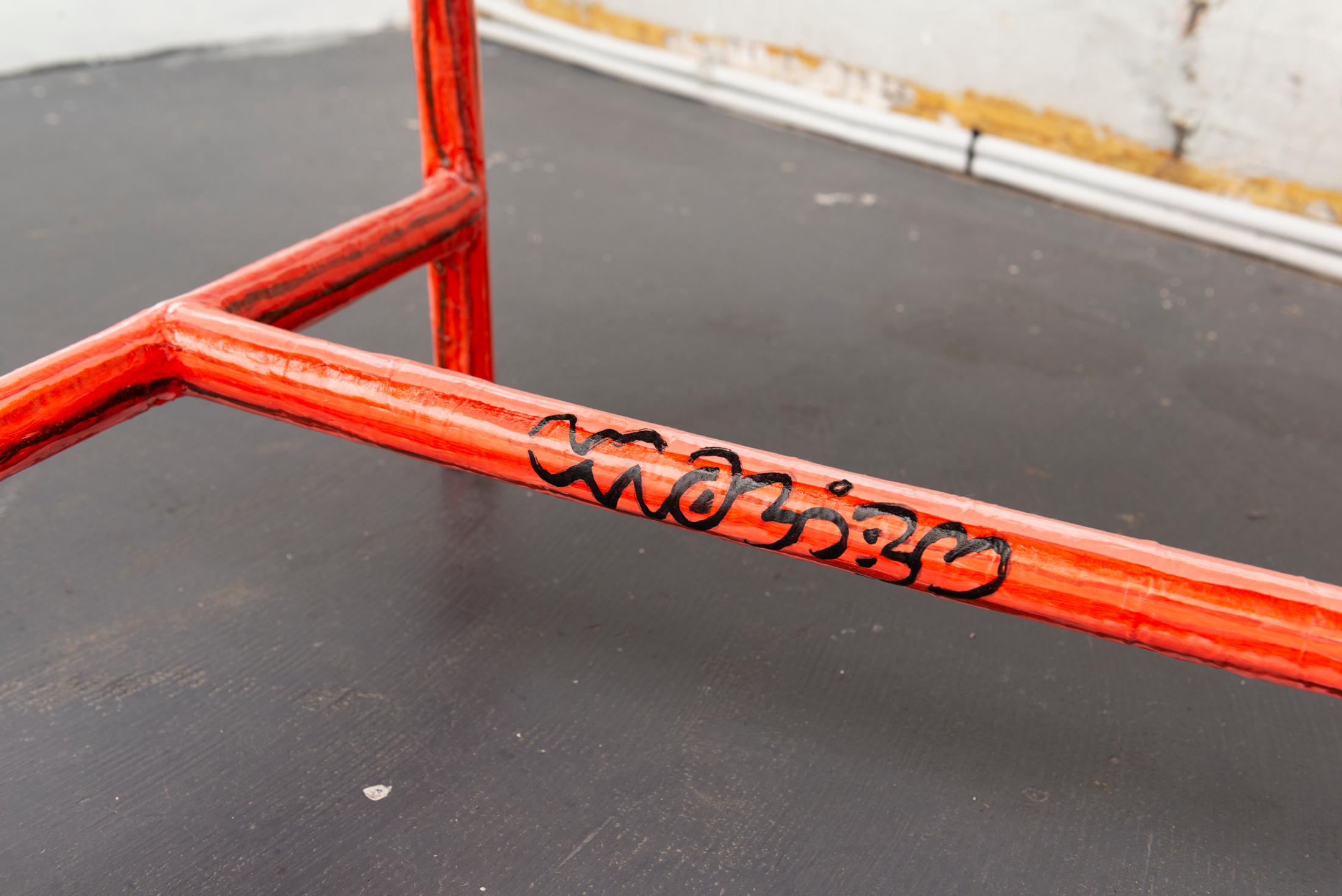 Exhibition View Yvan Alvarez & Paul Hutzli Duo Show «Why do pizza boxes have a square shape?; view on Paul Hutzli, A.A.A.B." (Bench), 2019, (detail), paper-mâché, painting, 120 x 25 x 45cm» at Soul2Soul, Ressources Urbaines, Geneva, 2020 / © Yvan Alvarez / Courtesy: the artists