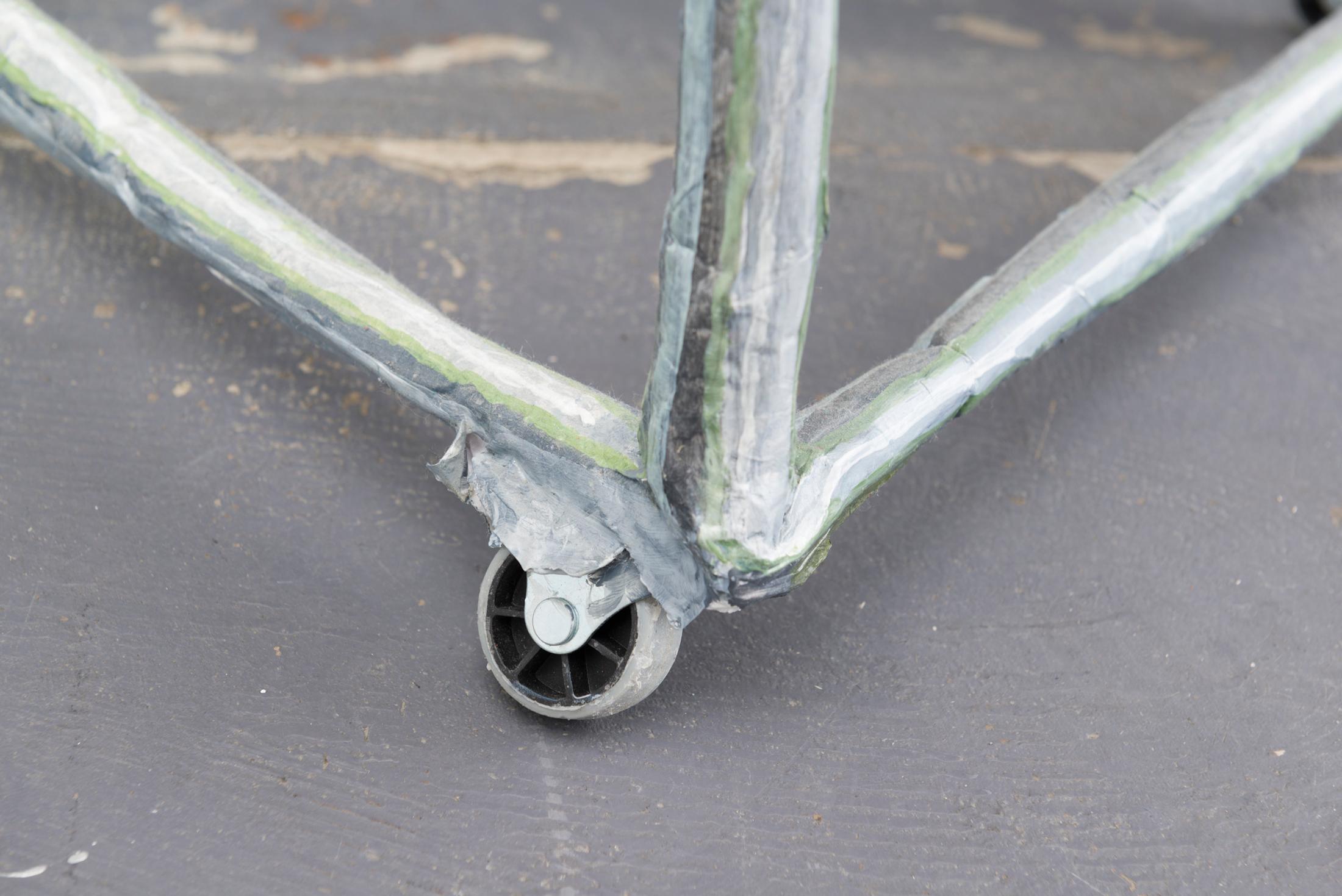 Exhibition View Yvan Alvarez & Paul Hutzli Duo Show «Why do pizza boxes have a square shape?; view on Paul Hutzli, A.A.A.B." (Chair), 2019, (detail), paper-mâché, painting, 65 x 40 x 70cm» at Soul2Soul, Ressources Urbaines, Geneva, 2020 / © Yvan Alvarez / Courtesy: the artists