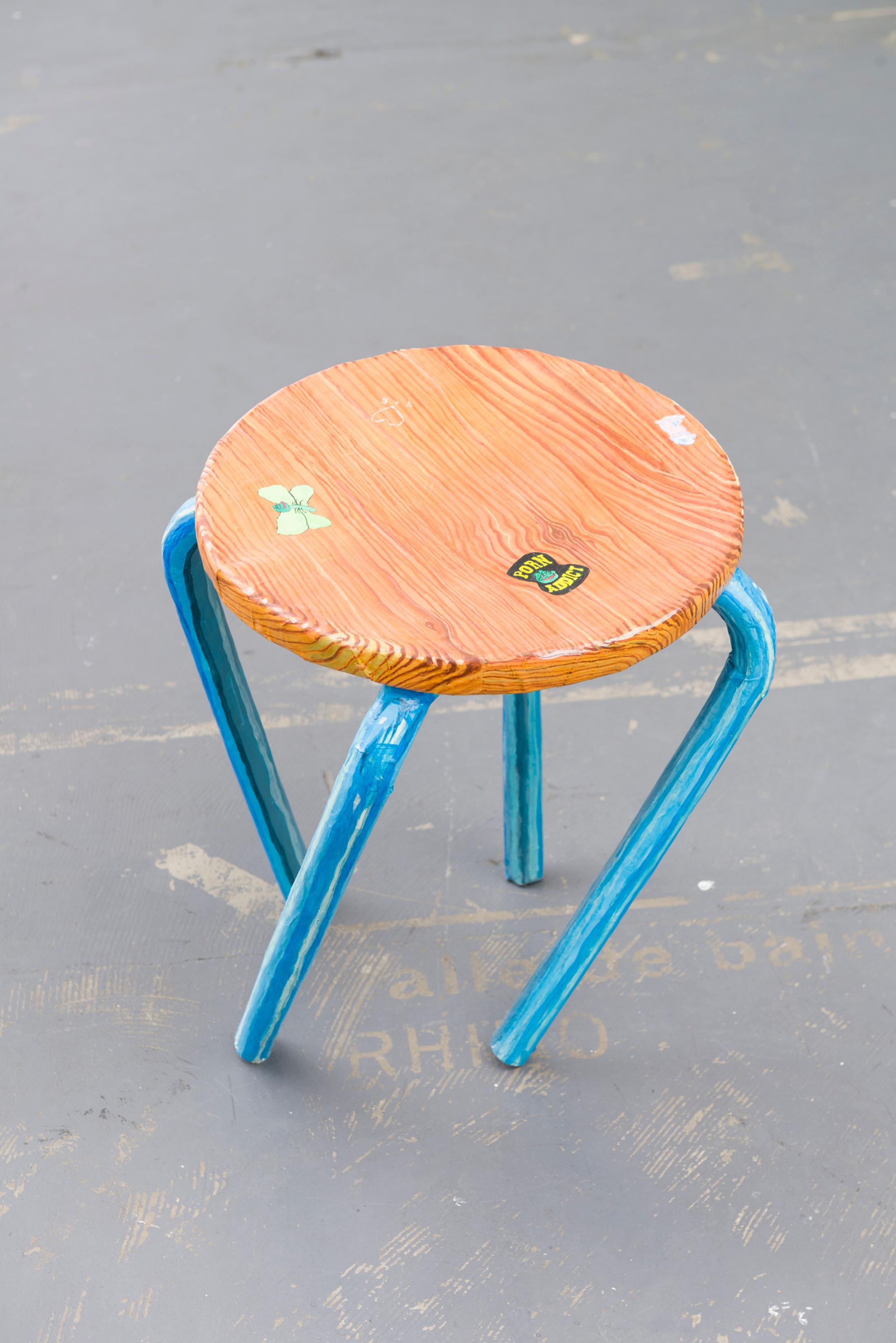 Exhibition View Yvan Alvarez & Paul Hutzli Duo Show «Why do pizza boxes have a square shape?; view on Paul Hutzli, A.A.A.B." (Stool), 2019, paper-mâché, painting, 36 x 36 x 43cm» at Soul2Soul, Ressources Urbaines, Geneva, 2020 / © Yvan Alvarez / Courtesy: the artists