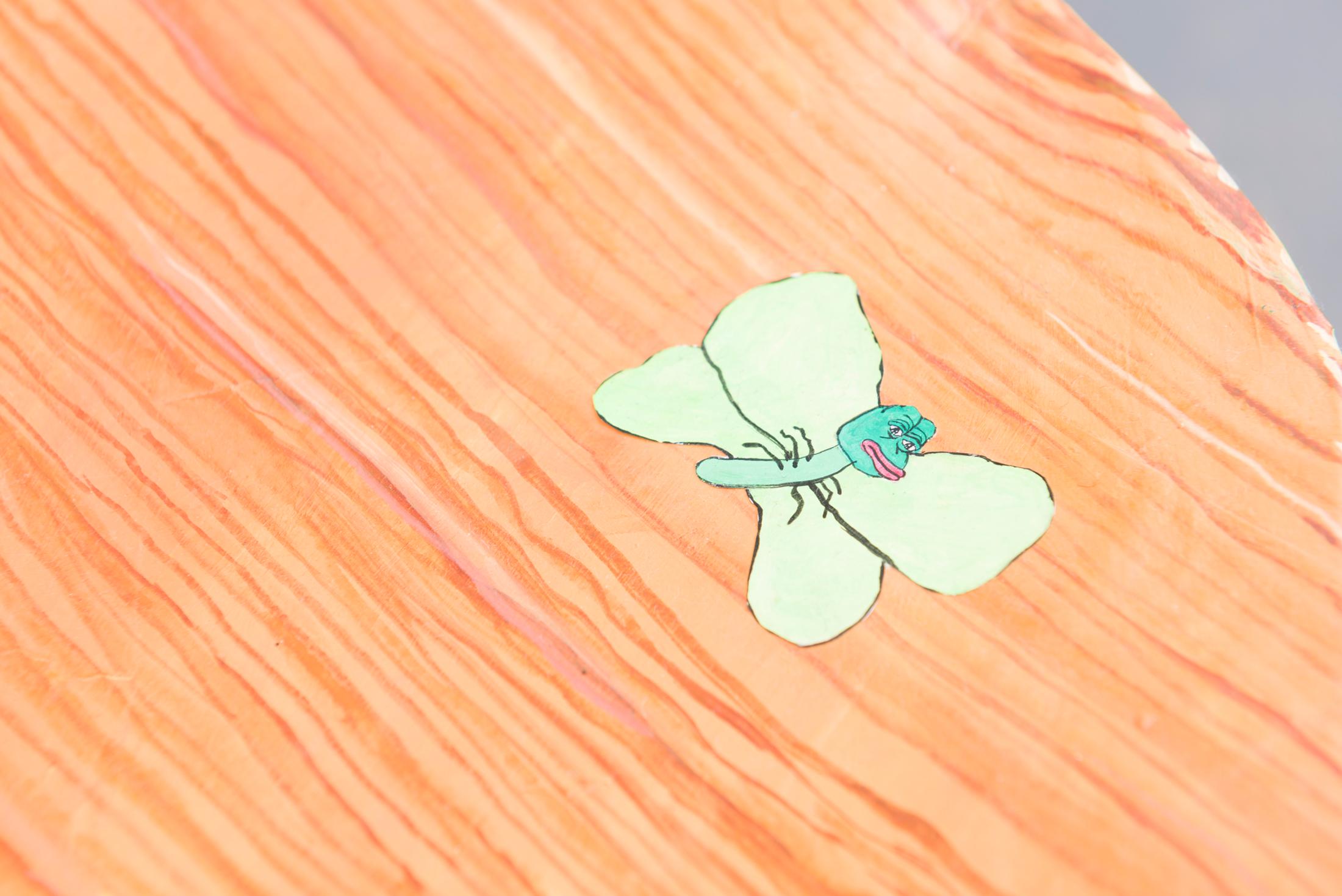 Exhibition View Yvan Alvarez & Paul Hutzli Duo Show «Why do pizza boxes have a square shape?; view on Paul Hutzli, A.A.A.B." (Stool), 2019, (detail), paper-mâché, painting, 36 x 36 x 43cm» at Soul2Soul, Ressources Urbaines, Geneva, 2020 / © Yvan Alvarez / Courtesy: the artists