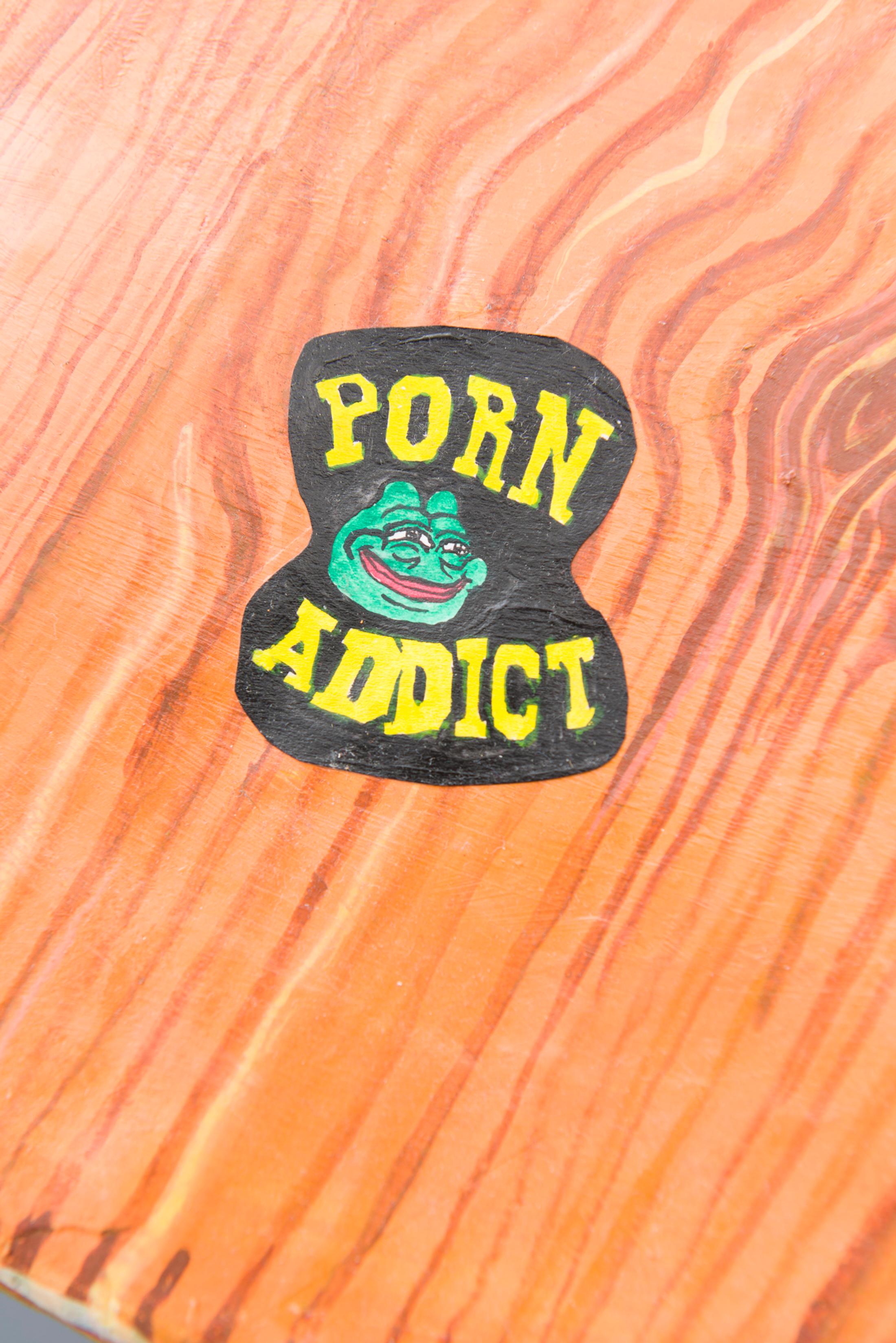 Exhibition View Yvan Alvarez & Paul Hutzli Duo Show «Why do pizza boxes have a square shape?; view on Paul Hutzli, A.A.A.B." (Stool), 2019, (detail), paper-mâché, painting, 36 x 36 x 43cm» at Soul2Soul, Ressources Urbaines, Geneva, 2020 / © Yvan Alvarez / Courtesy: the artists