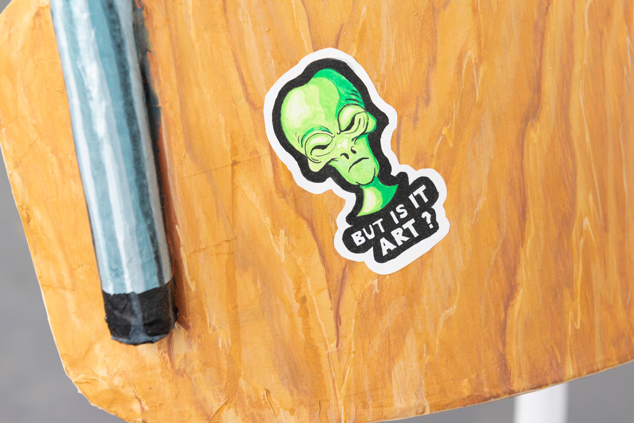 Exhibition View Yvan Alvarez & Paul Hutzli Duo Show «Why do pizza boxes have a square shape?; view on Paul Hutzli, A.A.A.B." (Chair), 2019, (detail), chewing-gum, 40 x 47x 76cm» at Soul2Soul, Ressources Urbaines, Geneva, 2020 / © Yvan Alvarez / Courtesy: the artists