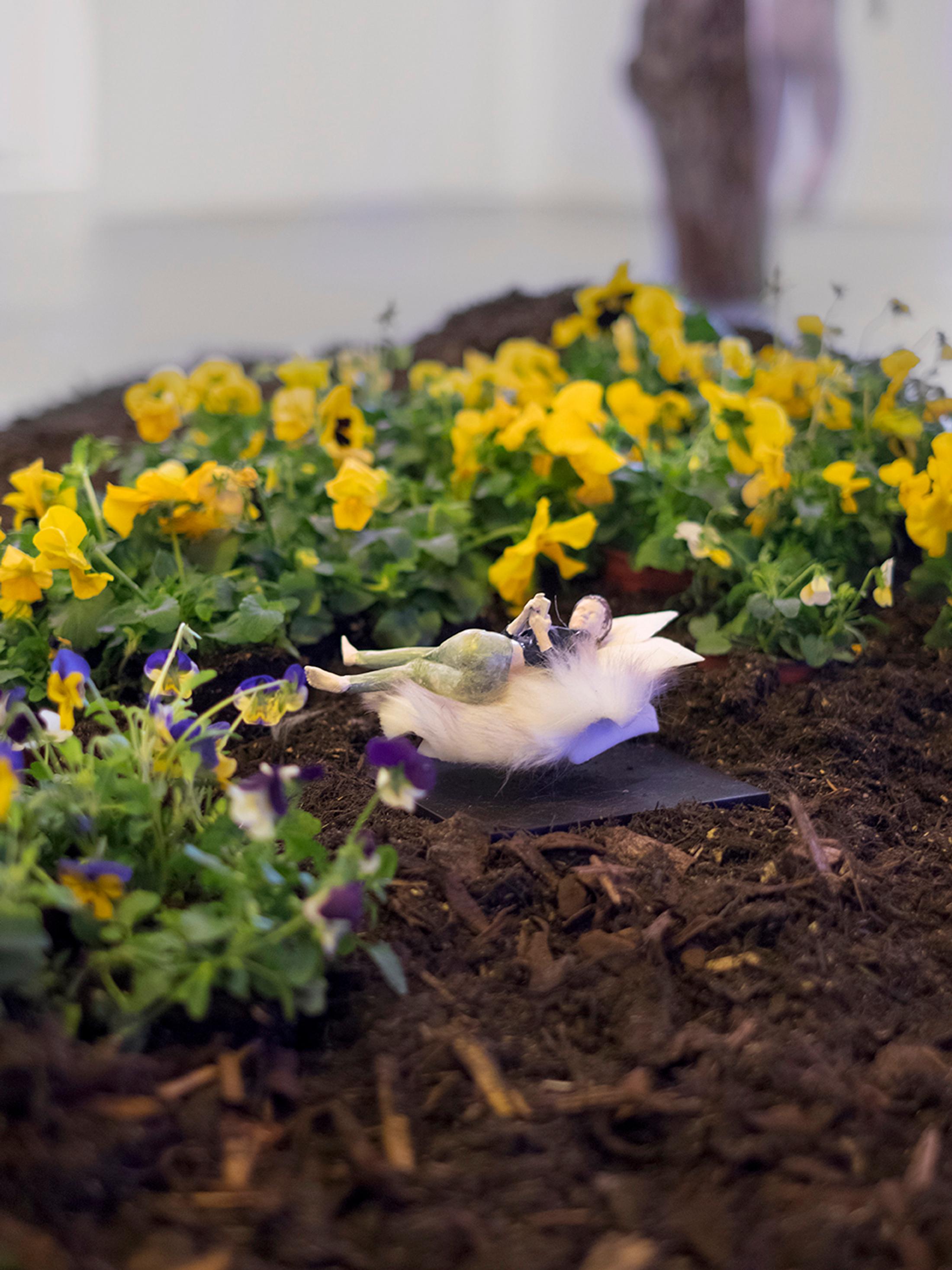 Exhibition View Yves Scherer Solo Show «Candids; view on Yves Scherer, Angela, 2020, Resin, Enamel, Faux Fur, Electromagnets, 6 x 17.5 x 3 cm» at Kunsthaus Grenchen, Grenchen, 2020 / Photo: Marius Steiger / Courtesy: the artist and Kunsthaus Grenchen