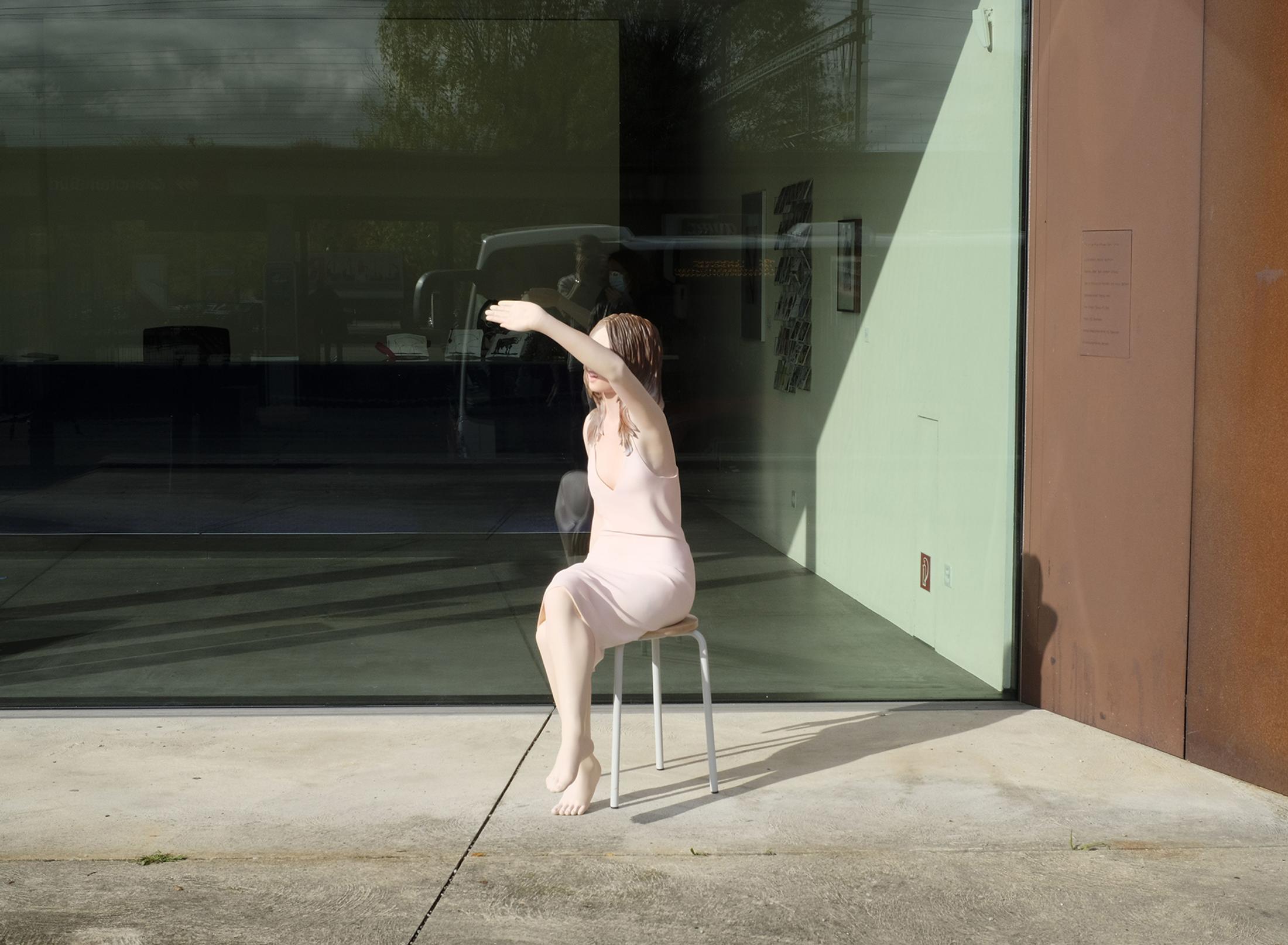 Exhibition View Yves Scherer Solo Show «Candids; view on Yves Scherer, Untitled (Kate), 2020, Aluminium Oil Paint, 162 x 82 x 61 cm» at Kunsthaus Grenchen, Grenchen, 2020 / Photo: Marius Steiger / Courtesy: the artist and Kunsthaus Grenchen