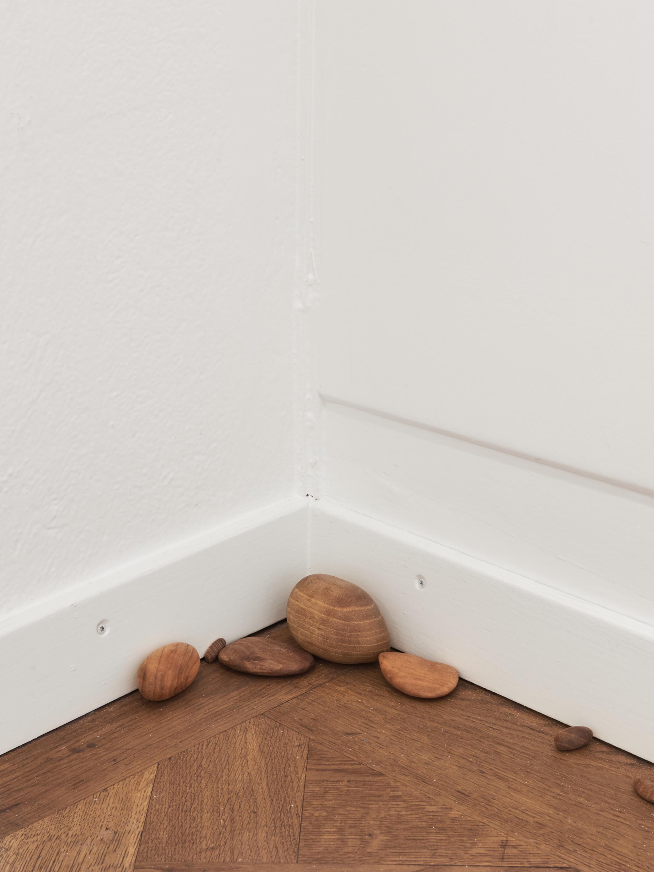 Exhibition View Group Show «A Drop Meant to Become a Stalactite, But Fell on the Seeker's Tor; view on Linus Baumeler, Stones, 2023, Wood, Different Sizes» at Krone Couronne, Biel, 2023 / Photo: Thalles Piaget / Courtesy: the artist and Krone Couronne