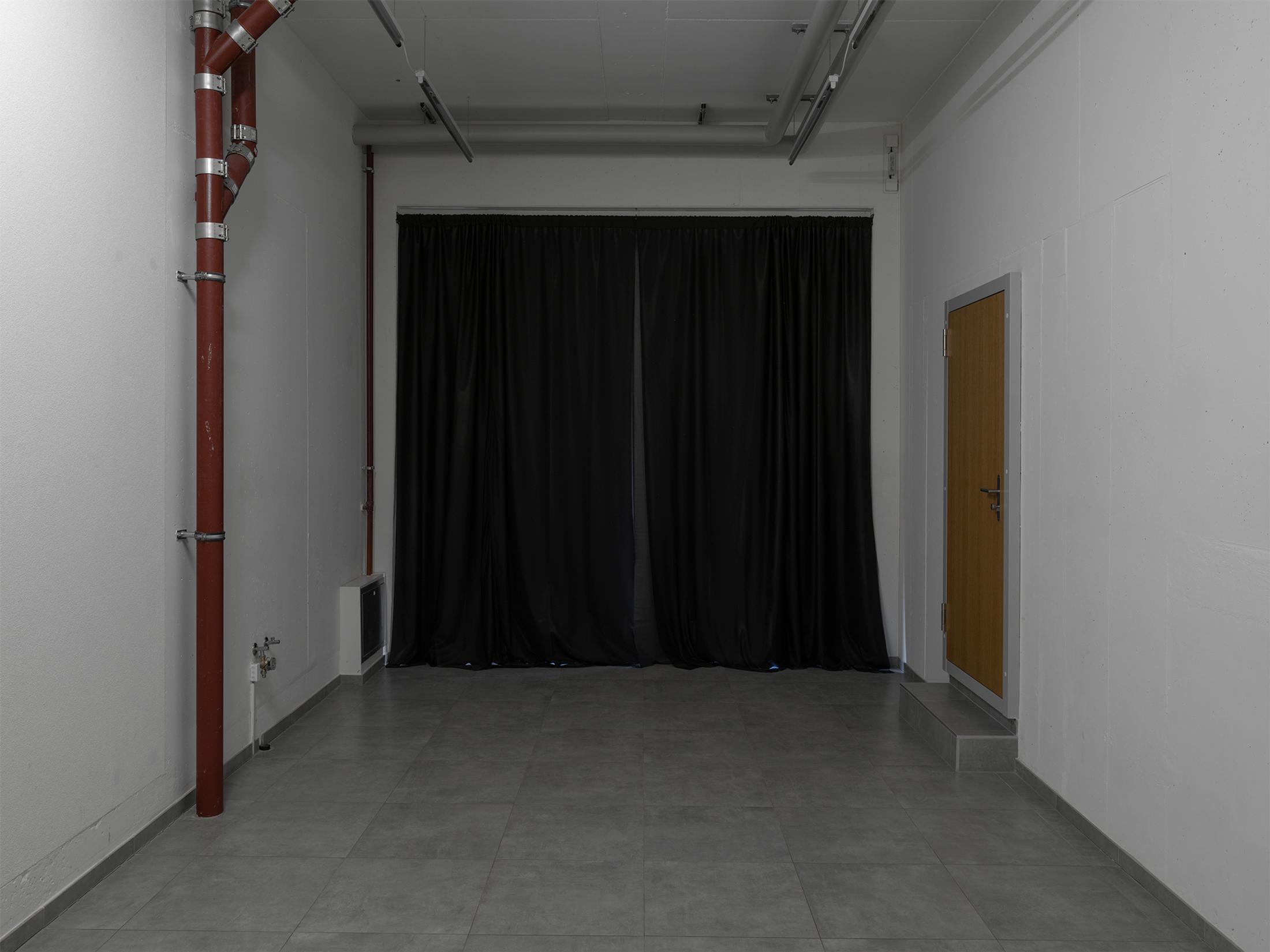 Exhibition View Alessandro Di Pietro Solo Show «Occult Desserts; view on Alessandro Di Pietro, Blackout Curtain, 2022, Benbekula fabric, nylon net, iron, 327 x 350 cm» at All Stars, Lausanne, 2022 / Photo: Julien Gremaud / Courtesy: the artist and All Stars