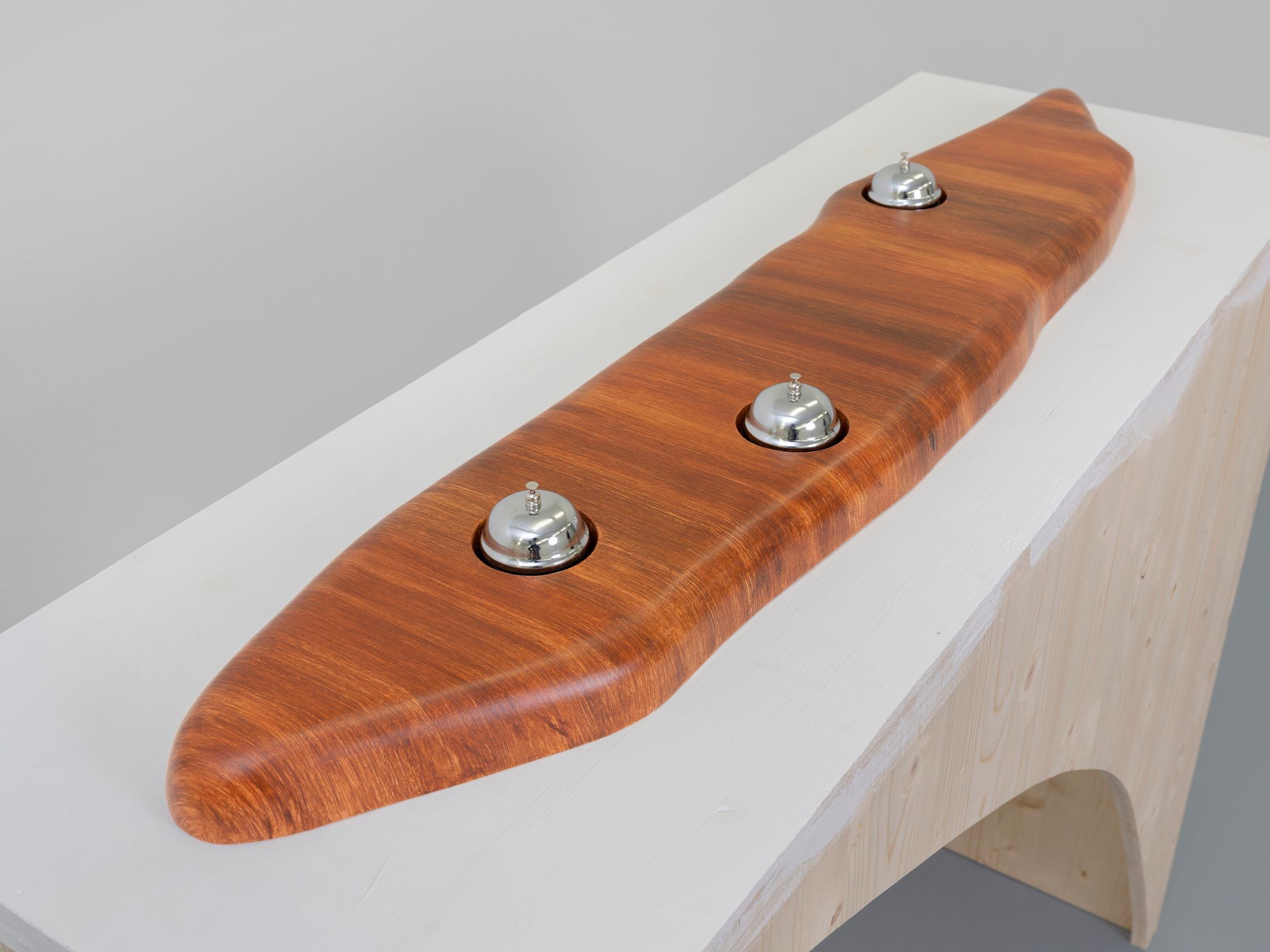 Exhibition View Alfredo Aceto Solo Show «My Italian is a Little Rusty; view on Alfredo Aceto, Portion of Plinth, 2020, Polystrene, fiberglass, acrylic resin, oil paint, bells, 21 x 106 x 4 cm» at Galerie Lange + Pult, Auvernier, 2021 / Photo: Julien Gremaud / Courtesy: the artist and Lange + Pult