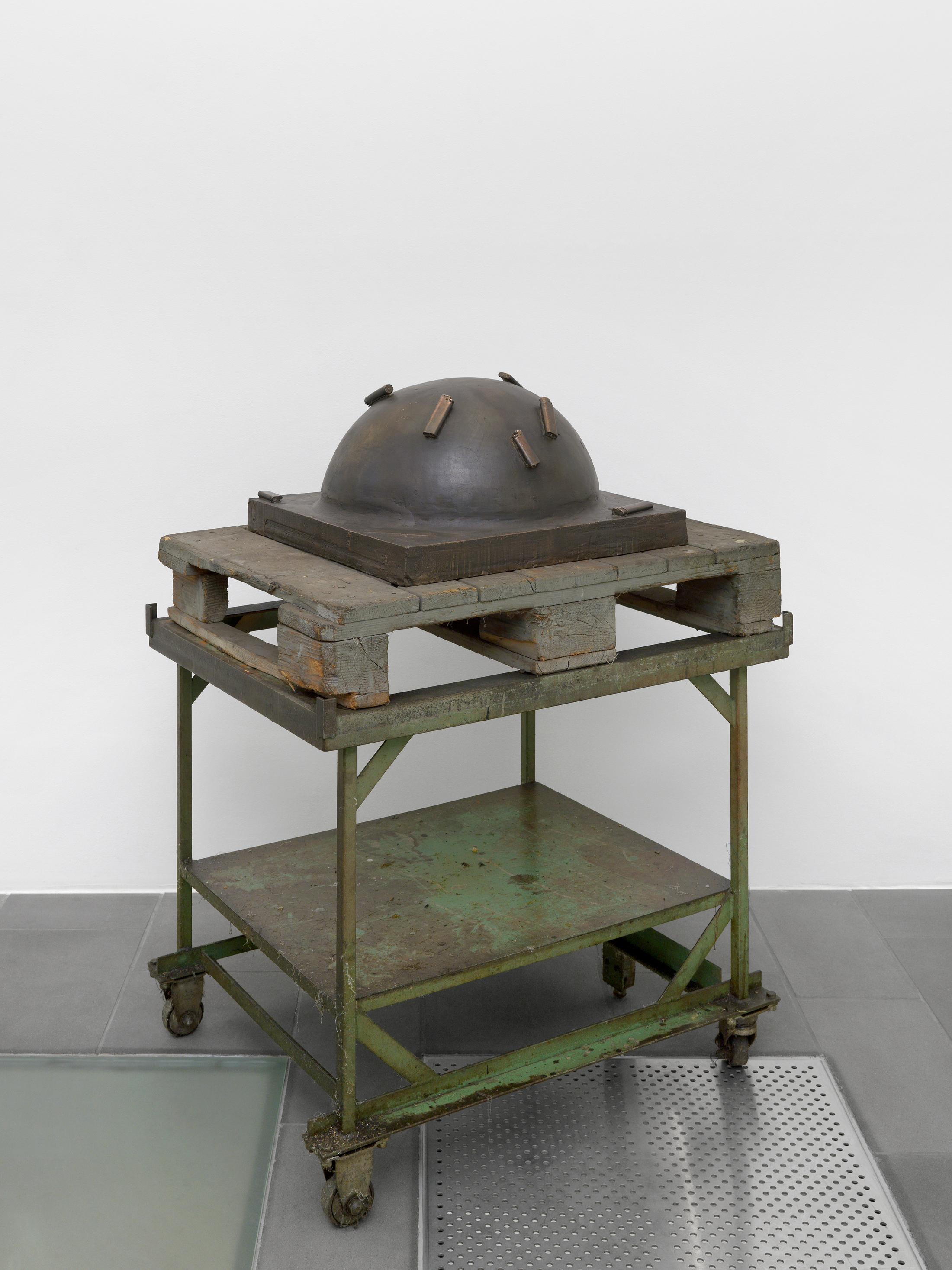 Exhibition View Alfredo Aceto Solo Show «Builders Supply; view on Alfredo Aceto, Svuotatasche II, 2021, Bronze, 50 x 50 x 30 cm» at Galerie Lange + Pult, Zurich, 2023 / Photo: Annik Wetter / Courtesy: the artist and Galerie Lange + Pult